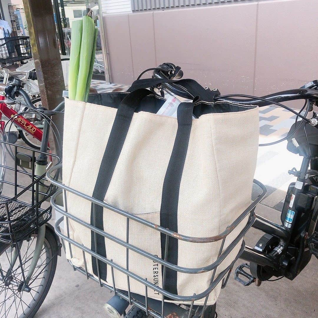GLOWさんのインスタグラム写真 - (GLOWInstagram)「GLOW7月号付録のOUTERSUNSETのバッグは、自転車のカゴにシンデレラフィット❤️  お弁当の材料を大量購入してもまだ余裕アリ、な収納力も頼もしい。お米にお肉2パック、お菓子野菜フルーツ……ぜーんぶ入りました。  #雑誌グロー #グロー7月号付録 #outersunset #雑誌付録バッグ  編集と」5月27日 17時46分 - glow_tkj