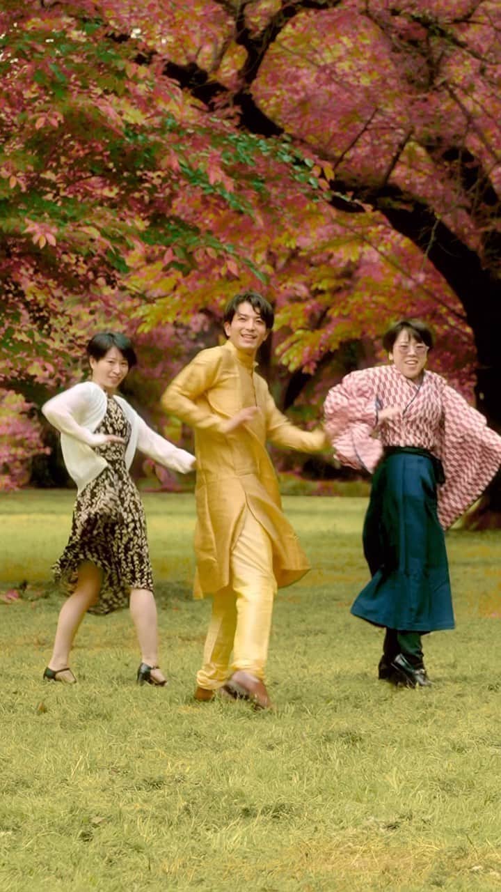 のインスタグラム：「It’s time to get your dancing shoes on and groove 🪩🕺🏾 ・ 🎵@aoora69 @thisisfridayyy ・ Dance : @kaketaku85 @yukachin3333 @hiromi88japan  ・ #NewSong #jimmyjimmy#Kpop#aoora#Remixsongs #DanceSong」