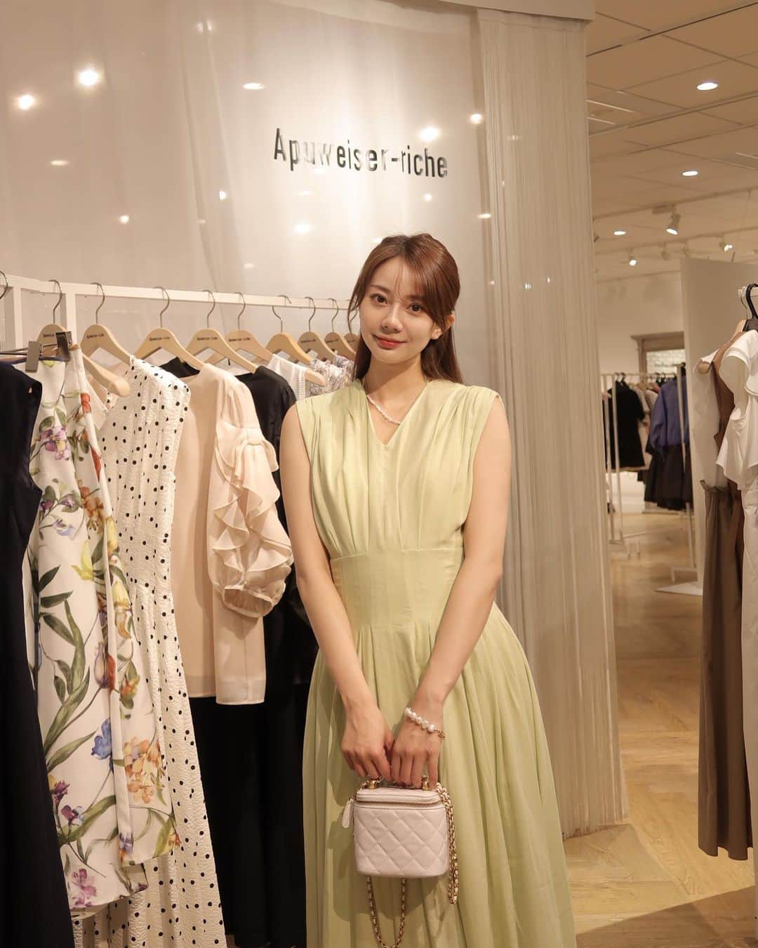 王依君さんのインスタグラム写真 - (王依君Instagram)「#apuweiserriche #夏コーデ 夏コーデ☀️👗」5月27日 17 ...