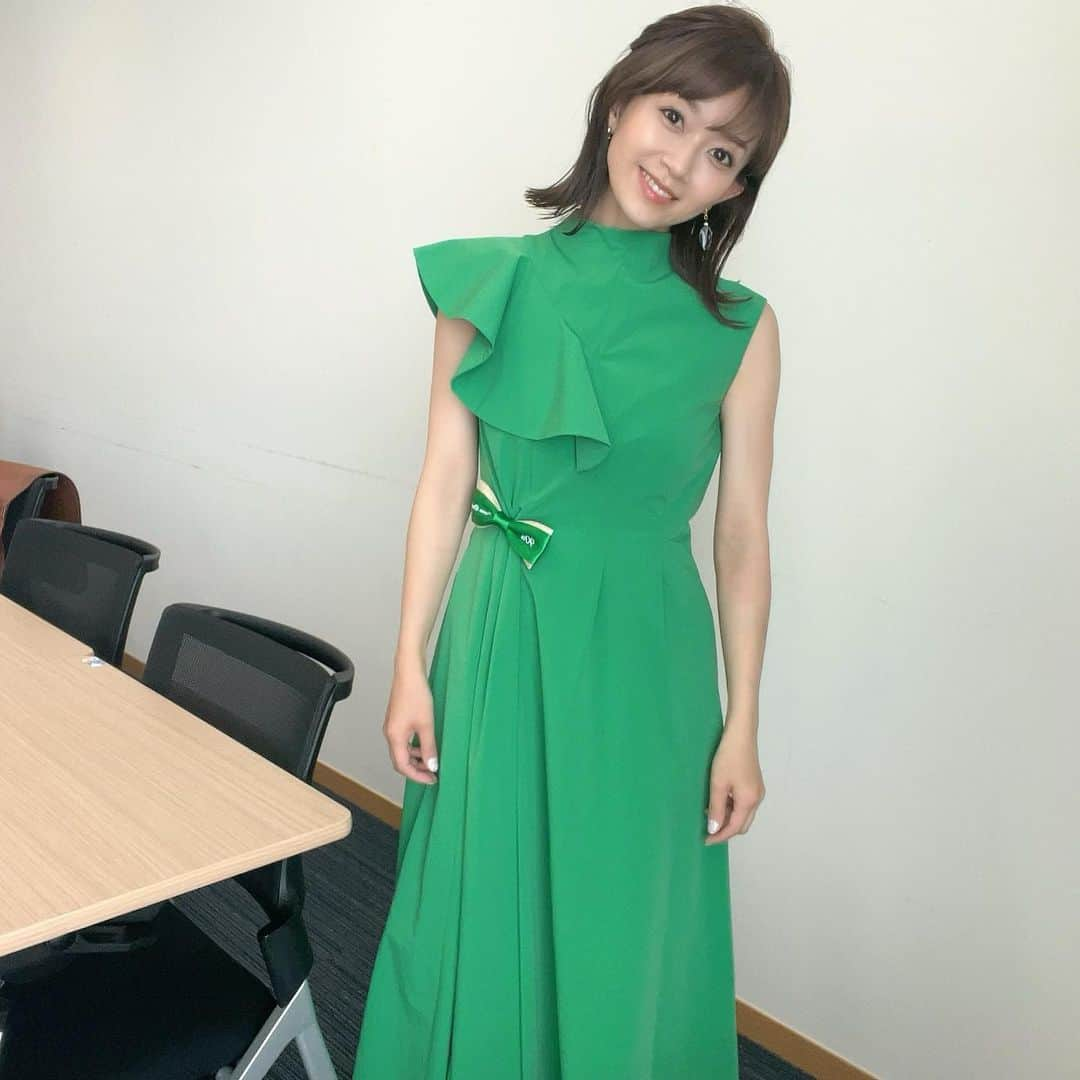 岡部玲子さんのインスタグラム写真 - (岡部玲子Instagram)「ダービーリボンを探せ💚⁉️  本日の衣装とヘアアレンジとアクセサリー✨  このグリーンは大好きな色💚 アシンメトリーな袖のデザインもおしゃれで素敵✨  モノトーンなコロンとした石の 揺れるイヤリングも好きでした🖤🤍  髪の毛はゆるりハーフアップ✨  いつもスタイリストさん＆メイクさんにお任せです☺️  今日も素敵なスタイリングに感謝です🙏✨  馬券は結構いい配当が当たったり 悔しいレースがあったり 色々でしたが 東京最終レース 10番人気ロードレイラインからの ワイド2つ当てて…  #盛り返してほんのちょっとマイナス  で終われました👏‼️  って…マイナスなんかい🙄  ですけれど😂  さーいよいよ明日は日本ダービー🏇🇯🇵‼️  皆様 最高のダービーデーにしてくださいね😉  今日もご視聴頂きました皆様✨ ありがとうございました😊  最後📷はモノトーンな私服です😅  #岡部玲子 #タレント　#レポーター　#競馬キャスター　#競馬　#グリーンチャンネル　#競馬中継　#生放送　#衣装　#ヘアアレンジ　#アクセサリー　#ヘアメイク　#日本ダービー　#tvshow #hairarrange #accessories #makeup #🏇」5月27日 17時53分 - reiko_okabe