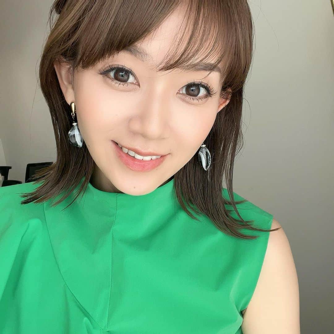岡部玲子のインスタグラム：「ダービーリボンを探せ💚⁉️  本日の衣装とヘアアレンジとアクセサリー✨  このグリーンは大好きな色💚 アシンメトリーな袖のデザインもおしゃれで素敵✨  モノトーンなコロンとした石の 揺れるイヤリングも好きでした🖤🤍  髪の毛はゆるりハーフアップ✨  いつもスタイリストさん＆メイクさんにお任せです☺️  今日も素敵なスタイリングに感謝です🙏✨  馬券は結構いい配当が当たったり 悔しいレースがあったり 色々でしたが 東京最終レース 10番人気ロードレイラインからの ワイド2つ当てて…  #盛り返してほんのちょっとマイナス  で終われました👏‼️  って…マイナスなんかい🙄  ですけれど😂  さーいよいよ明日は日本ダービー🏇🇯🇵‼️  皆様 最高のダービーデーにしてくださいね😉  今日もご視聴頂きました皆様✨ ありがとうございました😊  最後📷はモノトーンな私服です😅  #岡部玲子 #タレント　#レポーター　#競馬キャスター　#競馬　#グリーンチャンネル　#競馬中継　#生放送　#衣装　#ヘアアレンジ　#アクセサリー　#ヘアメイク　#日本ダービー　#tvshow #hairarrange #accessories #makeup #🏇」