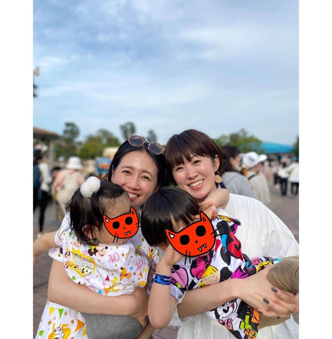 久保田夏菜さんのインスタグラム写真 - (久保田夏菜Instagram)「少し前だけど。  ばあばと一緒に東京へ子連れ旅行。 息子待望のディズニーランドに行ったんだけど、 久しぶりに会えましたー。  行くと伝えた瞬間、どうにかこうにか行くから！と言ってくれ、 ほんとに家族で来てくれた。 @harukasensui ファミリー、ありがとう♡  お互いに子どもが小さいから イッツアスモールワールドでも 一緒に乗れたらいいかなーとか 少しお茶でもできるかなーとか思ってたけど、  いやいや。  それどころではなく。  早く乗り物に乗りたい子、 眠たい子、おむつぱんぱんで腹ペコの子…バラバラ。  そうね、数年前に一緒に行った時とは状況が変わったよね、と実感。 母になったんだ、感慨深いなーと。 広島で一緒に働いてた時は、3人でよく飲みに行ったし、後半はあたしよく寝てたわ、とか、弾丸旅行も行ったなと いろいろ思い出しました。若いって素晴らしい！  今じゃ弾丸なんて絶対できない！  でも、今でもこの3人のLINEは頻繁に鳴っていて、いいお友達になれて嬉しい限り。  なんかまとまりませんが いろんな変化を楽しみながら 日々を過ごしたいなと思っています〜。  #ここぞとばかりあげてみた #会いに来てくれてありがとう #また遊ぼう　#次どこいく」5月27日 17時55分 - kanakubota0805