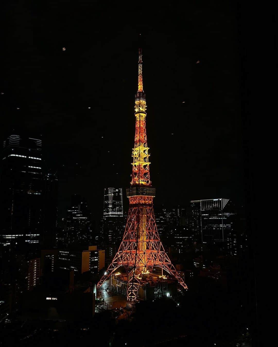 YUKIさんのインスタグラム写真 - (YUKIInstagram)「🗼❤️  スカイツリーより 絶対東京タワー派です  仕事終わりに ひと息つきながら見上げる狭い空も  あくまで他人は他人の どこかドライな感じも  星とかほとんど見えないけど たまに見える1個、2個とか  私はなんか好き  離れてると気づく 東京の良さ、日々感じてます🫶🏻  #me #Tokyo」5月27日 17時55分 - 001y_k_