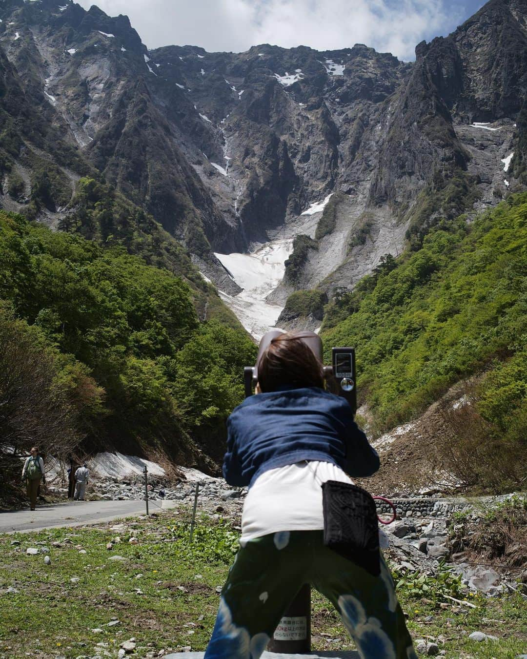 三原勇希のインスタグラム：「みなかみは谷川岳 一の倉沢の絶景⛰️  この時期でもまだ足元に雪が残ってた。きらきらの新緑と、勢いよく流れる雪どけ水。何度来ても圧倒的な場所！  徒歩で片道一時間半くらい、谷川岳ロープウェイの乗り場から、ロープウェイには乗らずに、舗装されたゆるやかな一本道を歩けば着きます🐕 @enjoyminakami」