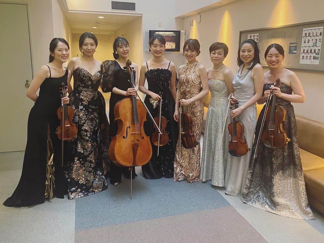 新倉瞳のインスタグラム：「Enescu&Mendelssohn Octet!  フィリアホールいっぱいの皆さまのご来場、ありがとうございました！！  1995年のフィリアホール開館以来愛され続けてきた「女神との出逢い」シリーズ。  チェロをはじめたての頃👧🏻こんな素敵なリサイタルシリーズに出演できるチェリストになりたいなぁと夢に描いていました。  それがいつの間にか回数重ねての出演が叶い、さらに今回こうしてフィナーレに昔から尊敬する憧れの女神さま&次世代の頼もしい女神さまとご一緒に出演出来て幸せでした！  お互いへのリスペクトとサポートが止まらない何ともバランスの良い8人で、リハーサルも本番も、本当に耳もハートも幸せで楽しかった。 エネスコ弾き終わったときついガッツポーズしちゃった😹  めがみーず、本当にありがとう🥰 明日から会えないのがさみしいです。  エネスコもメンデルスゾーンもまた弾きたいゾーン❤️」