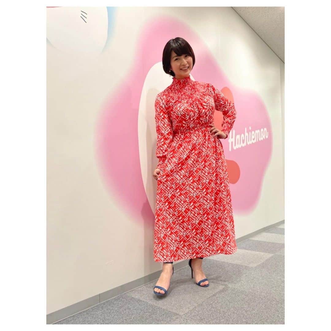 のインスタグラム：「明日はいよいよ！ 日本ダービー🇯🇵🏇🇯🇵  第90回目となる日本ダービー、 無敗のダービー馬が誕生するのか？！ 青葉賞組からダービー馬が出るのか？！ 言い出したらキリがないですが7708頭の頂点に立つのはどの馬か？！？！？！  いつもより1時間早く みんなでlive予想会🐴始まりましたが 時間足りないほどめちゃくちゃ楽しかった😭！  安藤勝己さんと岡安アナのお話が勉強になるわ、楽しいわ、メモが止まらん！！  アンカツさんのキングカメハメハで勝ったダービー話も、ウインバリアシオンでの２着だったお話も（👑オルフェーヴル）、どれも貴重で凄かった...！  皐月賞を何回も違う視点から見ながらレースを見るのも楽しかったし、色んなレースを振り返りながら今回のダービー話尽きなくて、見れてない方是非アーカイブで見ていただきたい！！楽しいよ！！！  カンテレ競馬YouTubeで是非にどうぞ！ メンバーシップになって下さる方も多くて感謝ばかり🙇‍♂️有難うございます！  皆さんにとって最高のダービーdayとなりますように🏇✨  さて、そんな今日の衣装は 真っ赤で柄も可愛いワンピース（ @selectshop.dosdiosas ）！ ゴムで着やすいしポッケも着いてて最高でした🥺❣️  ピアスも揺れるタイプできゃわいかったぁ🥰❣️ 大人っぽい衣装に包まれ幸せ稲富でした☀️  #カンテレ競馬YouTube #競馬 #keiba #日本ダービー #東京競馬場  #安藤勝己 さん #岡安譲 アナ #衣装 #ワンピース #DOSDIOSAS #アクセサリー #ピアス #揺れるピアス」