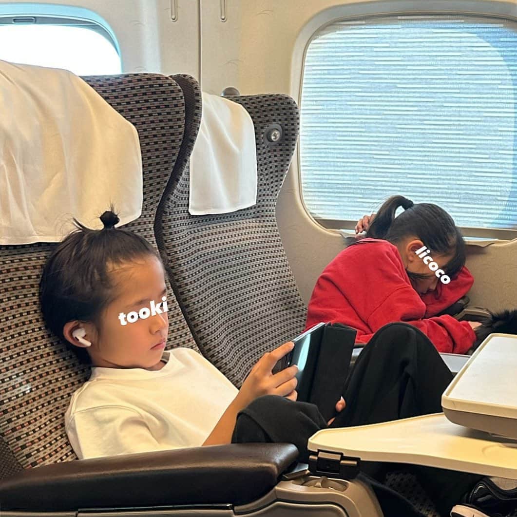 松本恵奈さんのインスタグラム写真 - (松本恵奈Instagram)「今日は家族でたかしの実家に行ってきます👨🏻とおきは英語の宿題が終わっていないので電車の中で頑張り中📖イヤホン付けるとちょっとだけお兄さんに見えるのは気のせいかしら🤭？ とにかく大阪着くまでに終わらせてねー。笑  #大阪 #行ってきます #実家」5月27日 17時59分 - ena1123
