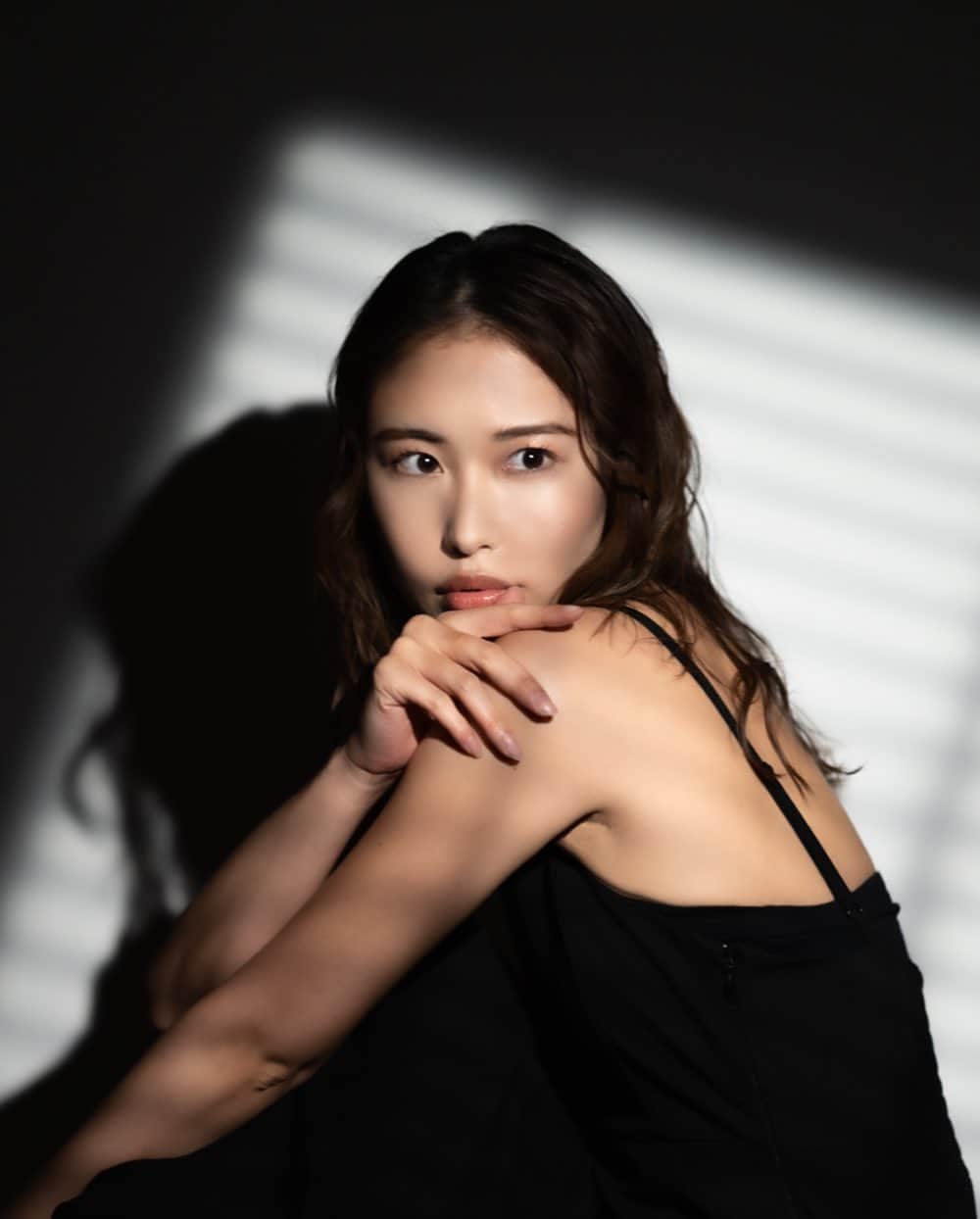 澤井玲未のインスタグラム：「窓から日差し込む感じで撮ってもらいました🪟☀️ .  📸: @kiyoshi.yamauchi  💄: @enishi_maki  .  #testshoot #photography #model #hairmake #作品撮り #cruvamanagement」