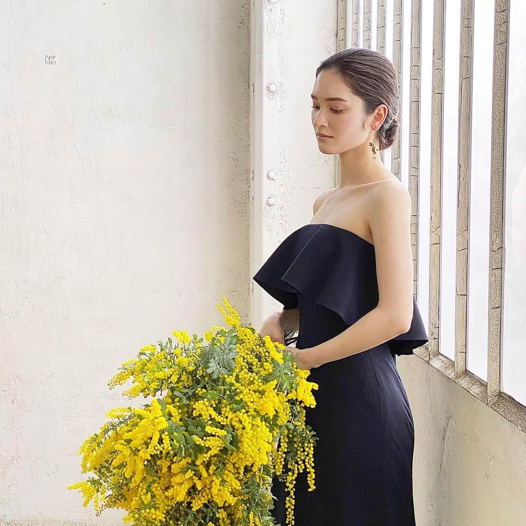 ハツコ エンドウさんのインスタグラム写真 - (ハツコ エンドウInstagram)「＊  A by Hatsuko Endo 2023 Collection_  Dress：Olga（Navy）／No.8402 @a_by_hatsukoendo  ハツコ エンドウ ウェディングス銀座 03-3563-1411  現在、7号サイズ（1着）のみの入荷となります。 こちらは、6／15 以降の挙式の方への ご案内とさせていただきます。  Hair&Makeup：Hatsuko Endo @akiko__endo  @hatsukoendo_okayama  @hatsukoendo_sakata  @hatsukoendo_hairmakeup   Accessories：Hatsuko Endo Weddings Bouquet： @ardoise1986   #hatsukoendo  #hatsukoendoweddings #hatsukoendobeauty #abyhatsukoendo  #wedding #dress #hair #makeup #bridal #photo #shooting #accessories #bouquet #ハツコエンドウ #ハツコエンドウウェディングス #ウェディングドレス #エーバイハツコエンドウ #新作 #ブライダル #ビューティー #ヘアメイク #撮影 #プレ花嫁 #日本中のプレ花嫁さんと繋がりたい #アクセサリー #美容師 #ブーケ」5月27日 17時00分 - hatsuko_endo