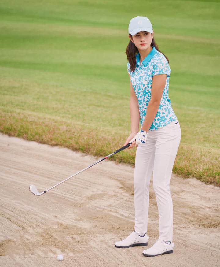 Footjoy Japanさんのインスタグラム写真 - (Footjoy JapanInstagram)「フラワープリント半袖シャツで初夏のゴルフを華やかに🌸🏌️‍♀️   夏でも快適！クーリング素材で汗を素早く吸収＆発散させるため、快適な着心地をキープします。 爽やかなカラーリングと大胆なプリントが大きな魅力。これ一枚でスタイリングが決まるアイテムです。  #footjoy #フットジョイ #golf #golfshoes #ゴルフ #ゴルフシューズ #ゴルフ男子 #ゴルフ女子 #シューズ #ゴルフファッション #ゴルフコーデ #ゴルフウェア #ゴルフ好き #春ゴルフ #初夏ゴルフ #春ゴルフコーデ #初夏ゴルフコーデ #ゴルフスタイル #ゴルフアパレル #ゴルフグッズ #トレーニングウェア #新商品 #新コレクション #golffashion #golfwear」5月27日 18時00分 - footjoy.japan