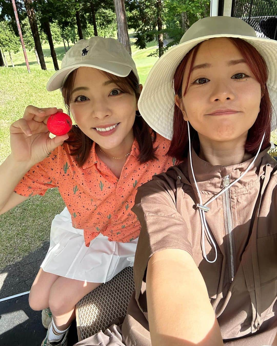 井上奈保さんのインスタグラム写真 - (井上奈保Instagram)「今月は3回ラウンド周れました⛳️🏌🏻‍♀️ 6月は梅雨に入ってきちゃうかなー。。  ウェアは @eritsukimoto ちゃん押しコーデ🧡🍊 @adidasgolf のメンズシャツ(私の着用はXS)に白のスコート！ お洒落姉ちゃんの合わせを真似っ子です☺️ 派手カワ💕  いやー中々110台に行けません🫠 せめてこの前半のまま後半もやり切りたかった。。！  #ゴルフ女子 #ゴルフウェア」5月27日 18時01分 - inouenaho1207