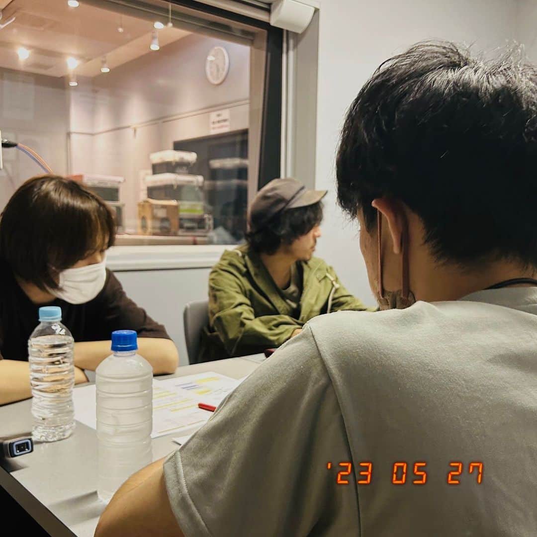のインスタグラム：「お休みが明けて約1ヶ月ぶりにスタジオで3人が揃いました！ 今日は早速夏フェスのセットリスト打ち合わせを行いました✏️  ここからまた夏に向けて頑張ってきます！  お休み中に行かれた旅のお土産もいただきました！  #backnumber  #bn_manager_diary」