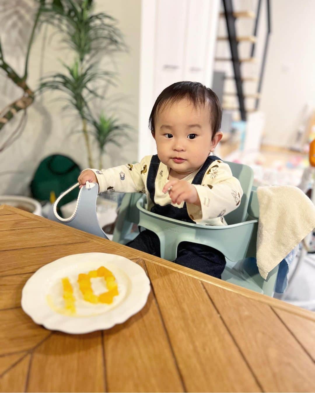 片桐優妃のインスタグラム：「10ヶ月になりましたー👶最近はめちゃめちゃわんぱくで🤣なんか顔もだいぶしっかりしてきて赤ちゃん感がなくなってきた🙃 . あっという間に1歳になるね〜🫢 . #10ヶ月ベビー #男の子ベビー #赤ちゃんのいる生活 #あかちゃんのいる暮らし」