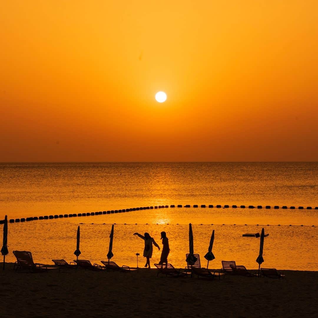 ホテルムーンビーチのインスタグラム：「4月17日、サンセットタイムのビーチ。 Beach at sunset time, April 17.  #ザムーンビーチミュージアムリゾート #ムーンビーチ #リゾート #沖縄 #沖縄観光 #沖縄ビーチ #沖縄旅行 #恩納村 #沖縄好き #沖縄好きな人と繋がりたい #旅行好きな人と繋がりたい #リゾート好きな人と繋がりたい #旅行 #japan #okinawa #themoonbeachmuseumresort #okinawabeach #okinawatrip #onnason #visitjapanjp #hotelmoonbeach #moonbeach」
