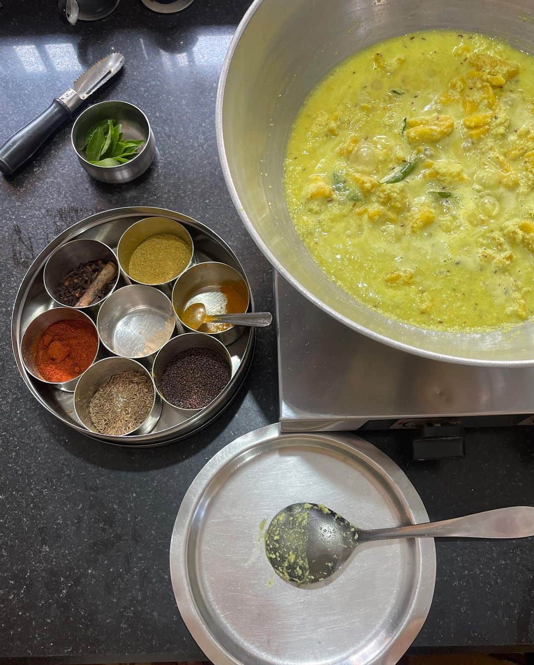 栗山遥さんのインスタグラム写真 - (栗山遥Instagram)「インドで凄くお世話になった、Kamleshファミリー🇮🇳お料理教室をしてもらったの、もう既に懐かしい🥺 作れるものは全て家で手作りしていて、 ミルクからバターを手作りして、そのバターからギーを作ってた。インドの家庭ではごく普通のことみたい。 手作りのバターは、市販のバターとは全く違くて、とってもまろやかで、重さがなくて、甘くて美味しかった🤍そのバターから作ったギーも、当たり前に美味しかった！アーユルヴェーダでも欠かせないギー、わたしも手作りしてみようと思います🤍」5月27日 18時08分 - harukakuriyama