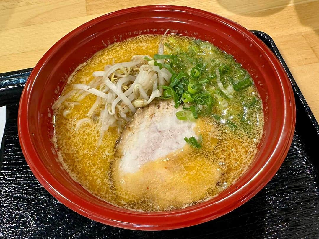 つんく♂さんのインスタグラム写真 - (つんく♂Instagram)「ワイキキのMitsuwaさんのラーメンイベント。  2ラウンド目に突入〜！  まじ、ハワイでこのクオリティ、やばいです！  今回は 味噌ラーメンに スパイシー味噌ラーメン、 そしてなんとエビ味噌ラーメンもあったよー！  濃い感じが最高です！  うまい！！  そしてリーズナブル！！  また行きまーす！  #waikiki #ハワイ #ラーメン #mitsuwa #つんく」5月27日 18時09分 - tsunku_boy