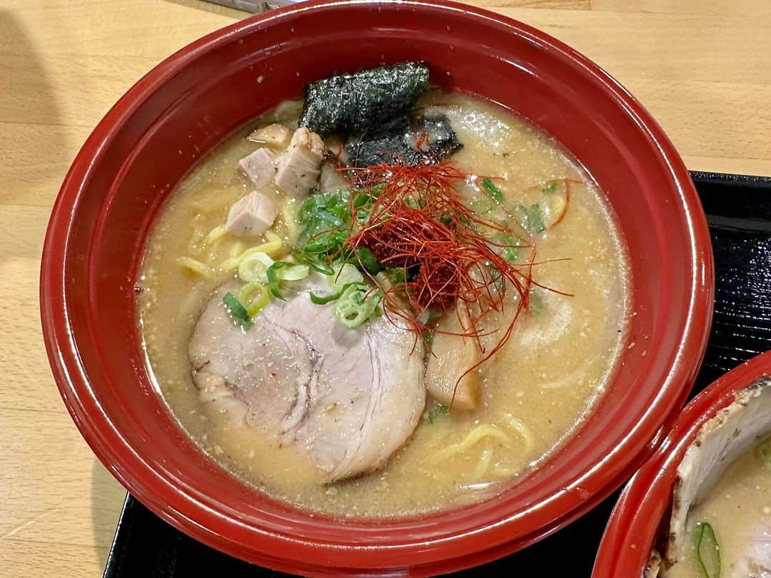 つんく♂さんのインスタグラム写真 - (つんく♂Instagram)「ワイキキのMitsuwaさんのラーメンイベント。  2ラウンド目に突入〜！  まじ、ハワイでこのクオリティ、やばいです！  今回は 味噌ラーメンに スパイシー味噌ラーメン、 そしてなんとエビ味噌ラーメンもあったよー！  濃い感じが最高です！  うまい！！  そしてリーズナブル！！  また行きまーす！  #waikiki #ハワイ #ラーメン #mitsuwa #つんく」5月27日 18時09分 - tsunku_boy