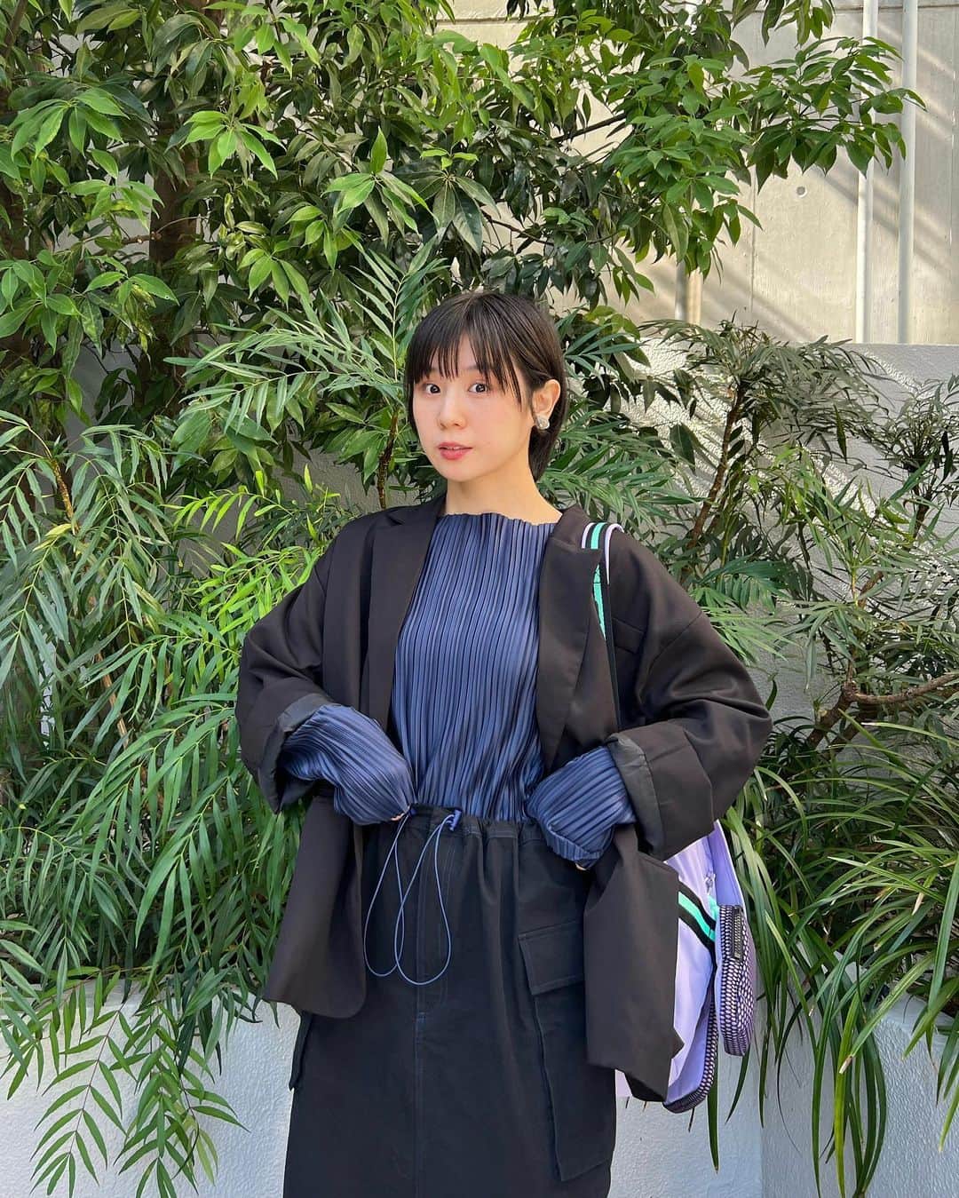 光永のインスタグラム：「ブラック×ネイビーコーデ🖤💙 大人っぽいけど実はカジュアル要素いっぱいな感じにしてます。 スカートのポケットとか紐の感じがカッコかわいい🫶🏻 わんぱくアイテムを合わせて◎ ㅤㅤㅤㅤㅤㅤㅤㅤㅤㅤㅤㅤ トップス：#minuit ジャケット：？？？ スカート：#happyjohn バッグ：#ANNASUI×#kipling  スニーカー：#nike ソックス：#NONTOKYO ㅤㅤㅤㅤㅤㅤㅤㅤㅤㅤㅤㅤ ㅤㅤㅤㅤㅤㅤㅤㅤㅤㅤㅤㅤ #ootd #ジャケットコーデ #テーラードジャケット #ロングスカート #カーゴスカート #ブラックコーデ #fypシ #ブルベ冬コーデ」