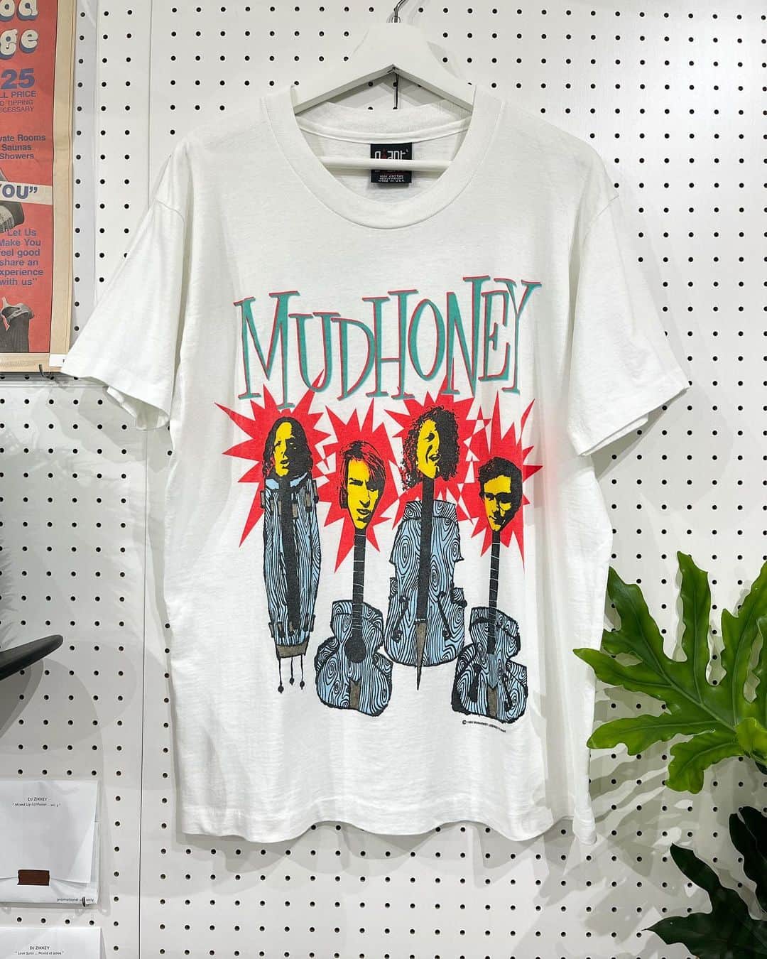 ジャムルのインスタグラム：「1993's　MUDHONEY ¥39800+tax(43780) . 90年代グランジ/オルタナ シーンを語る上では外せないマッドハニー。 バンド名の由来はセックス&バイオレンスの鬼才、ラス・メイヤーの映画から。 ニルヴァーナのカート・コバーンもお気に入りのバンドの1つです。  こちらは93年のコピーライトが入った1枚で、 幾つかパターンが存在するメンバーのイラストが描かれた人気のシリーズです。 ヴィヴィッドな色使いに楽器とフュージョンしたメンバーのグラフィックも可愛い！ . WEB SHOPに入荷しております。 是非ご覧ください。 jammru.com  #お問い合わせはお電話で承ります #jammru#jammru_tee#vintagetshirt #vintagetee#vintagebandtee#mudhoney  #osaka  #fashion  #streetstyle  #streetfashion  #vtg  #vintage  #used  #usedclothing  #古着 #古着屋 #ファッション #70s #80s #90s」