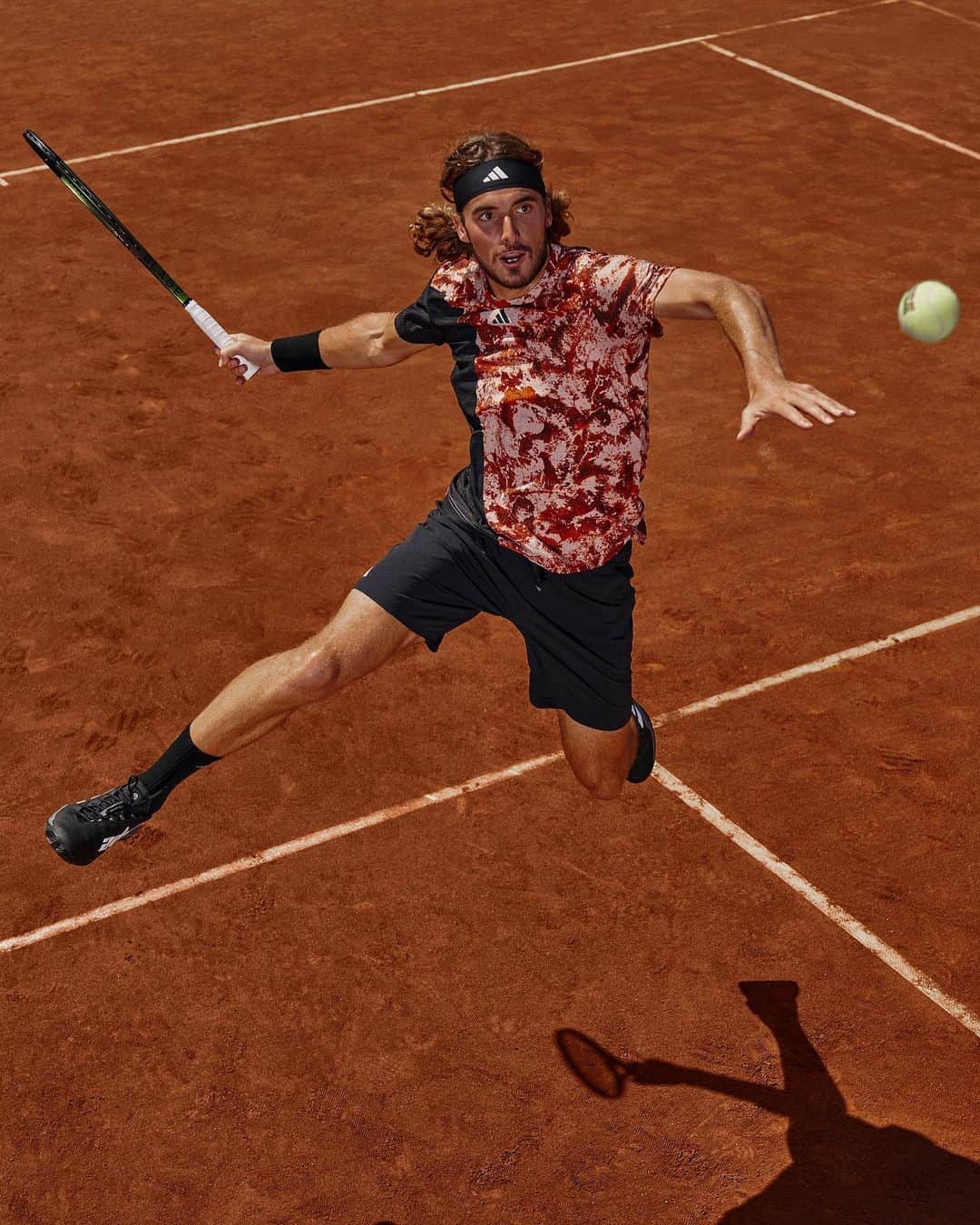 ステファノス・シチパスのインスタグラム：「Time to shift focus and get ready to compete in Paris! #makeyourpoint #adidastennis」