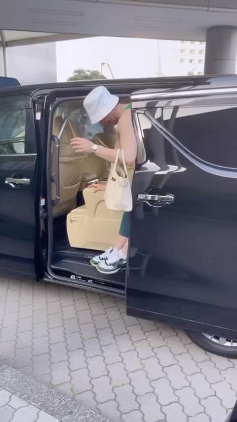 ジョニー・ウィアーのインスタグラム：「27.5.2023 🍑 That thing of when your ass is so voluptuous, that you can’t get out of a van.  Laughter via @itsmedwlsn  Video via Gilly @guillaume_cizeron   #butt #transportation #van #funny #laughter #faoi」