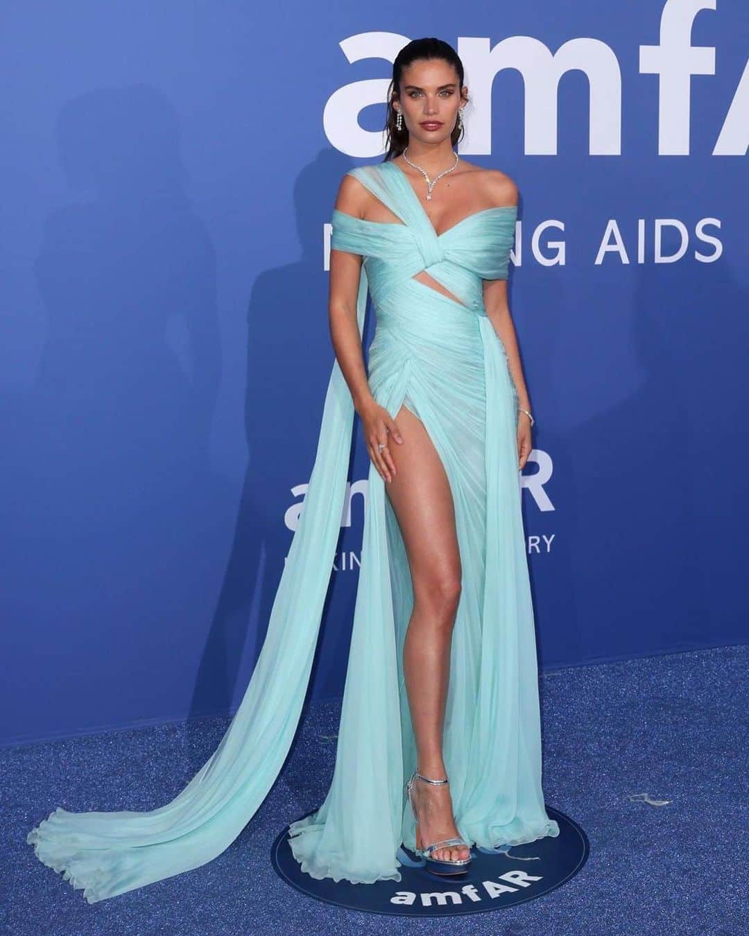 サラ・サンパイオのインスタグラム：「Gorgeous night surrounded by friends 🩵  Dress @zuhairmuradofficial  Jewelry @nourbyjahan  Shoes @santoniofficial  Make up @naimabremer using @patmcgrathreal  Hair @_vascofreitas_」