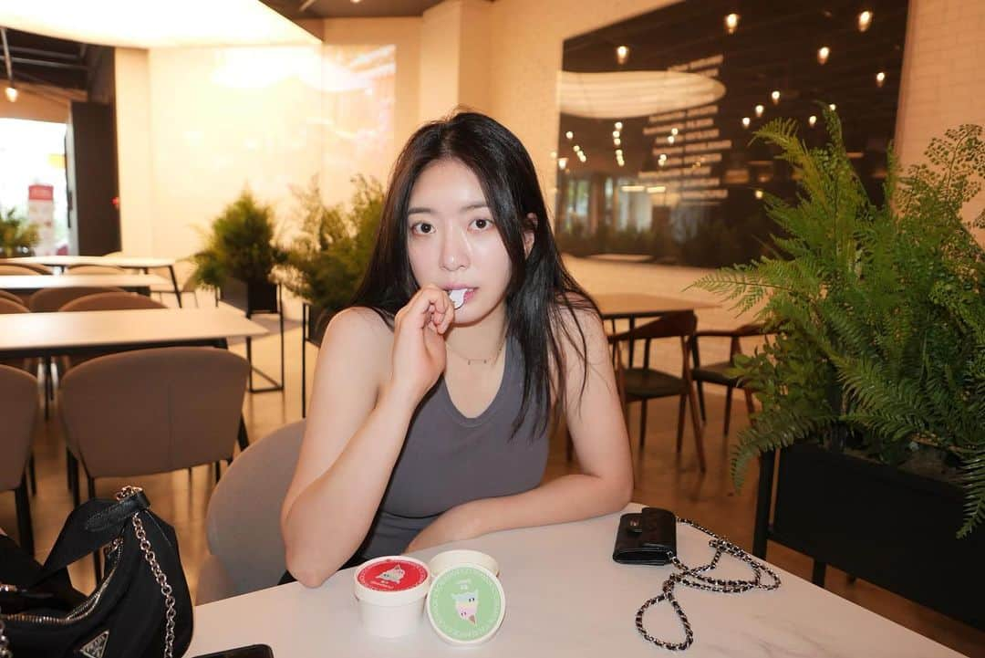 チョ・アヨンさんのインスタグラム写真 - (チョ・アヨンInstagram)「세리초이스🍨🍧 @shabet_serri   가지고 다니면서 먹는 나🥹 언니… 진짜 너무 맛있자낭~~💝」5月27日 18時23分 - a_young91