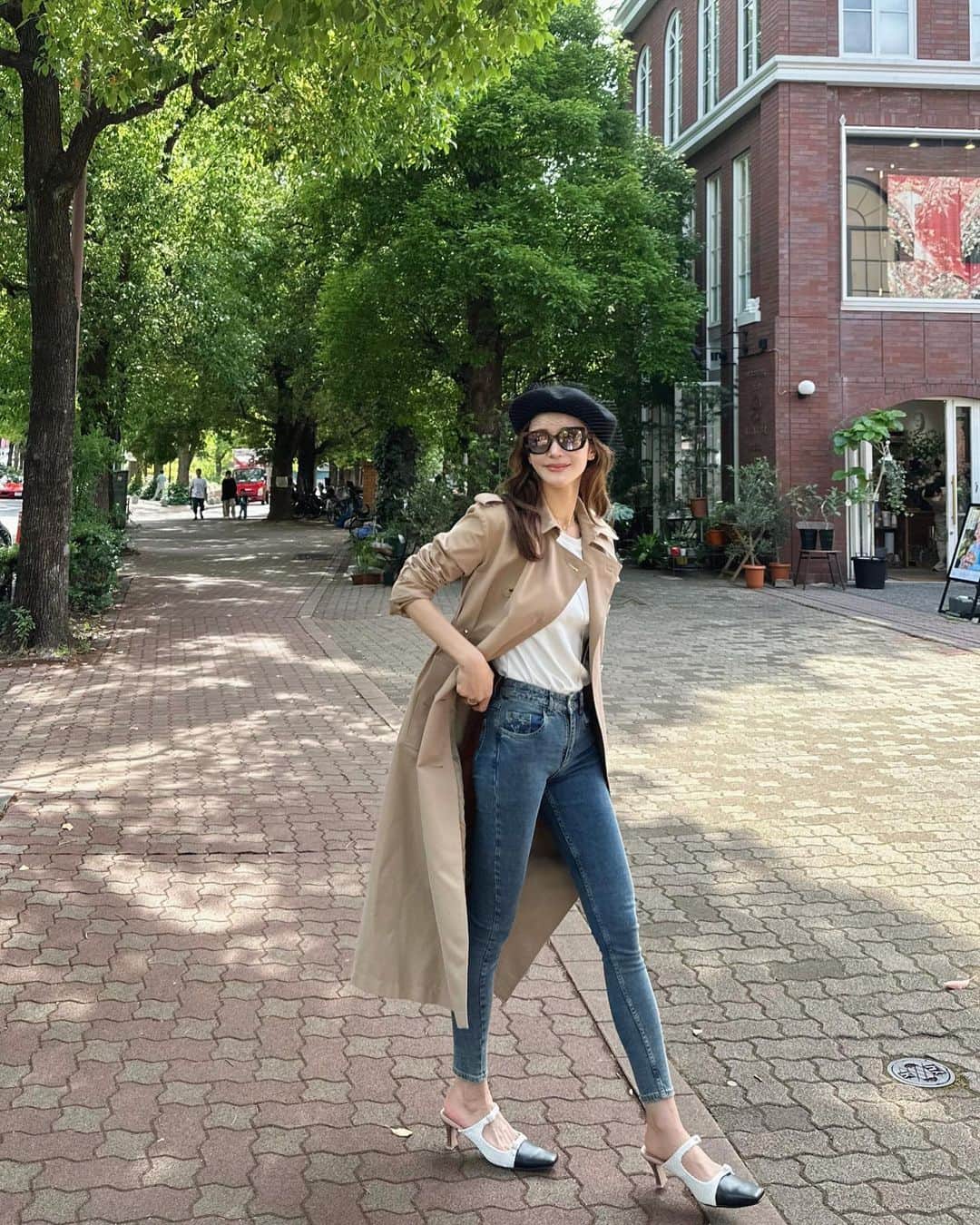 fukishaljのインスタグラム：「Bonjour 💋  だいすきなトレンチコートを 着る機会があっという間に終わりそう☀️  このデニム4月の頃履いたら お尻で詰まってしまったんだけれど 履けるようになったので嬉しくて久しぶりに😆　 家族のおさがりはみんな華奢なので 私は気をつけないとお下がりはいらなくなっちゃう! 🫣 まだぴちぴちだからがんばろう🫡  最後の写真の飲み物はえ、コーヒーじゃないの？だよね😲笑 ハワイアンフェスティバルがしていた時なのです🤭🌺」