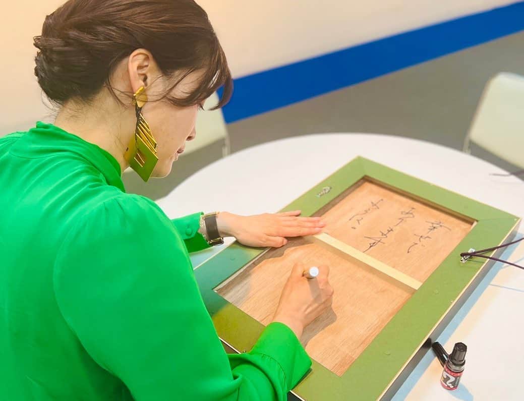 のインスタグラム：「沢山の方々にお越しいただいており、感謝申し上げます。今回は、紙に書いた作品はなく、西洋と東洋の古い技法で生み出された、新しい書を展示しています。初めてご覧になるからでしょうか、皆さん長く滞留していただいております。 本シリーズは、この後、夏にイタリアの博物館で展示予定です。  『アートのチカラ（紫舟特集60平米）』　  [会期] 5月24日(水)～28日(日)10:00-16:00 [会場] 京都高島屋 7階 グランドホール *入場無料 [作品] ルネサンスの技法×書など約26点」
