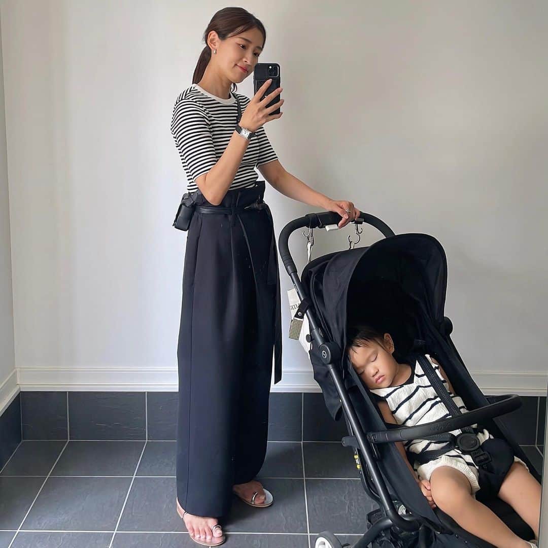 Hiromi Ｍaedaのインスタグラム：「UNIQLOのリブT blackが使えたのでボーダーも追加🙋🏻‍♀️ 5分袖で二の腕が細見えするのが嬉しい♡  パンツはシンプルなトップス〜デザインものまで何にでも合わせやすくて、シンプルコーデがこなれて見えるから本当大好き！  @frey__jp  ご予約は明日5/28(日) 23時59分まで受け付けております👖♡  tops @uniqlo #uniqlo pants @frey__jp #frey_jp bag @newbottega #bottegaveneta  shoes @apstudio.jp #apstudio」