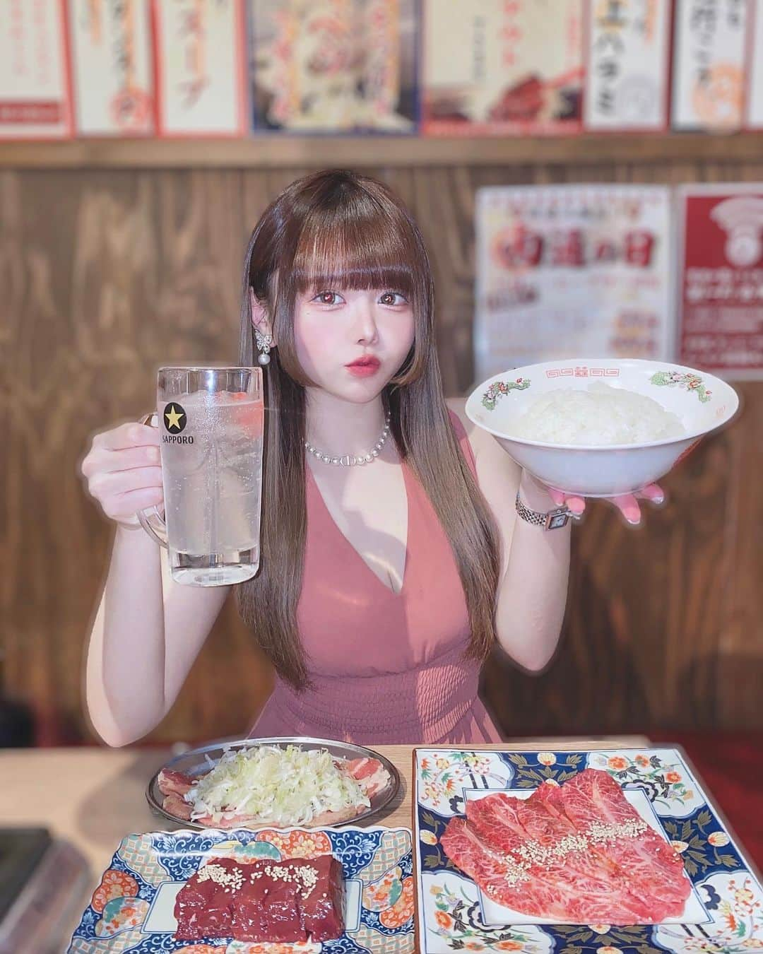 りなたろすさんのインスタグラム写真 - (りなたろすInstagram)「⁡ レモンサワーが29円⁉️🫣 ⁡ ⁡ タレなしホルモン焼肉専門店 明大前肉流通センター🍖 ( @meidaimae_nikutsu ) ⁡ ⁡ ハイボール🍻レモンサワー🍋 ウーロンハイ🥂チュウハイ✨ 19時までのハッピーアワーは 29円(税抜)で毎日提供🥹❤️❤️❤️ ⁡ アルコールも全品199円 ソフドリ全品99円の破格🫣✨✨ ⁡ ⁡ ⁡ お肉に付けるタレはなくて 自慢の特製ダレに 漬け込まれていて 元から美味しい味が付いてるよ🫶🏻 ⁡ ⁡ ⁡ ⁡ ୨୧┈┈┈┈┈┈┈menu┈┈┈┈┈┈┈┈୨୧ ⁡ ⁡ 🥬焼肉専用∞(無限)キャベツ おかわりはいくらでも無料！🫣🫶🏻 独自製法の秘伝ドレッシングかけたキャベツ とお肉一緒に食べると美味しい🥬🤤💕 ⁡ 🐮黒毛和牛みすじ ⁡ 🍖合法レバー ⁡ 🍖厚切り上レバー ⁡ 🐮葱牛タン塩 ⁡ 🍖肉通ハラミ ⁡ 🕊️せせり ⁡ 🍚大ライス ラーメンどんぶりでどーん！🍜 ⁡ ⁡ ୨୧┈┈┈┈┈┈┈┈┈┈┈┈┈┈┈┈┈┈୨୧ ⁡ ⁡ ⁡ 合法レバーと厚切り上レバー 絶品なのでまじでみんなに 食べて欲しい…🤤💕🫶🏻 ⁡ 合法レバーの方は低温調理されててそのまま 食べるんだけど、レバーのクセが全くなくて 飲めるように食べれるよ(՞߹ - ߹՞)💕 ⁡ ⁡ ほかのお肉も文句無しに 美味しいし、ドリンクもフードも 安すぎるのなんでなんだろう🥲💭 ⁡ ⁡ 安くて美味しいお店あるある 呼んでも店員さん忙しすぎて 全然来てくれない🥲🥲🥲 ⁡ が全くなくて店員さん呼んでなくても グラス空いてるの気付いて声掛けてくれるし 神接客すぎた😇✨💕 ⁡ ⁡ ⁡ ━━━━━━━━━━━━━━━━━━━━ ⁡ 📍東京都世田谷区松原1-36-10 中根ビル1階 ⁡ 🚃各線明大前駅徒歩40秒 『牛角』さん、『ダンダダン酒場』さんの並び 明大前駅から64m 🚶‍♂️³₃ ⁡ 🕐平日17：00～23：00 (L.oフード22:00/ドリンク22:30)  土日12：00～23：00 (L.oフード22:00/ドリンク22:30) ⁡ ㊗️無休 ⁡ 🗓予約可 ⁡ 💰○現金/カード  ✕‬QRコード可/電子マネー ⁡ 📞050-5596-5421 ⁡ ━━━━━━━━━━━━━━━━━━━━ ⁡ ⁡ ⁡ ⁡ ⁡ ⁡ #肉流通センター #Supported #明大前肉流通センター #明大前グルメ #明大前焼肉 #下北沢グルメ #下北沢焼肉 #大衆焼肉 #世田谷区グルメ #お手頃価格 #TV出演 #グルメスタグラム #東京グルメ倶楽部 #東京焼肉グルメ」5月27日 18時20分 - 1103r_h