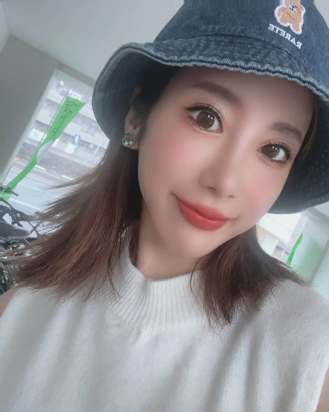 のインスタグラム：「誕生日🎂31歳になりました。 誕生日の日にわざと着払いで届く荷物にイライラ！色々ある中、配信で出会った気狂いババアにお金取られるわ悪質な行為を受けて嫌がらせされてまじ腹立つ。まじ老人気狂い。年寄りは時間しかないだろーからね！時間の使い方間違えてるでしょうけど！どうしたら黙ってくれるのかな？、、反社なんかよりタチの悪い社会不適合者☝🏻 こんな人として頭おかしい非常識な人間にずるずる付き合ってる時間が琴にはないし余裕ないのでこれ以上なにかしてこられたら琴だけの手にはおえないので考えて行動をしてね。 厄介なめんどくせーやつまじ多すぎてまじやる事タチわりーし近寄ってこないでほしい。。 ってか琴が変わらなきゃ！大切にしてくれる人を大切にして、裏切ってくるような人間とは関わりを持たない事だな。自分がされて嫌だなって思う事を人にする人マジでいるからね。だからって琴はそんなゴミみたいな人間にはなりたくない。 そこまで人として落ちぶれたくないわ🫨可哀想。。 今は大変だけどこれ乗り越えて頑張っていきたい。だから応援してほしいしわざわざ足を引っ張るような事してくるようなことする人たちは消えて消えて下さい！今年一年、、頑張る💪邪魔者は削除☝🏻#おたんじょーび #31歳になりました #寝てました 🤣 @rarete2015 の帽子🩵  配信、tiktokするかもだし、ビゴするかもだし予定は未定だけど配信つけたらおめでとうぐらい言ってね！悲しいから！😮‍💨😮‍💨😮‍💨」