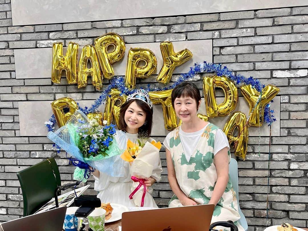 辛島美登里のインスタグラム：「生配信にご参加くださったみなさま、楽しい時間とお祝いコメントの数々、本当に有難うございました‼️カメラ前で🎂ふーしたの初めてです😆音楽ライター藤井美保さんをお迎えし、ピュアな感性と音楽愛のルーツ、今後の音楽論等、私自身初めて知ることも多く、爽やかかつ熱いトークあっと言う間でした。 みなさんにつっこまれたり、つっつき返したり😂そういう一年になるのかしらん…😅 アーカイブも是非お楽しみ下さいね🥰karashimamidori.bitfan.id/contents/100066」