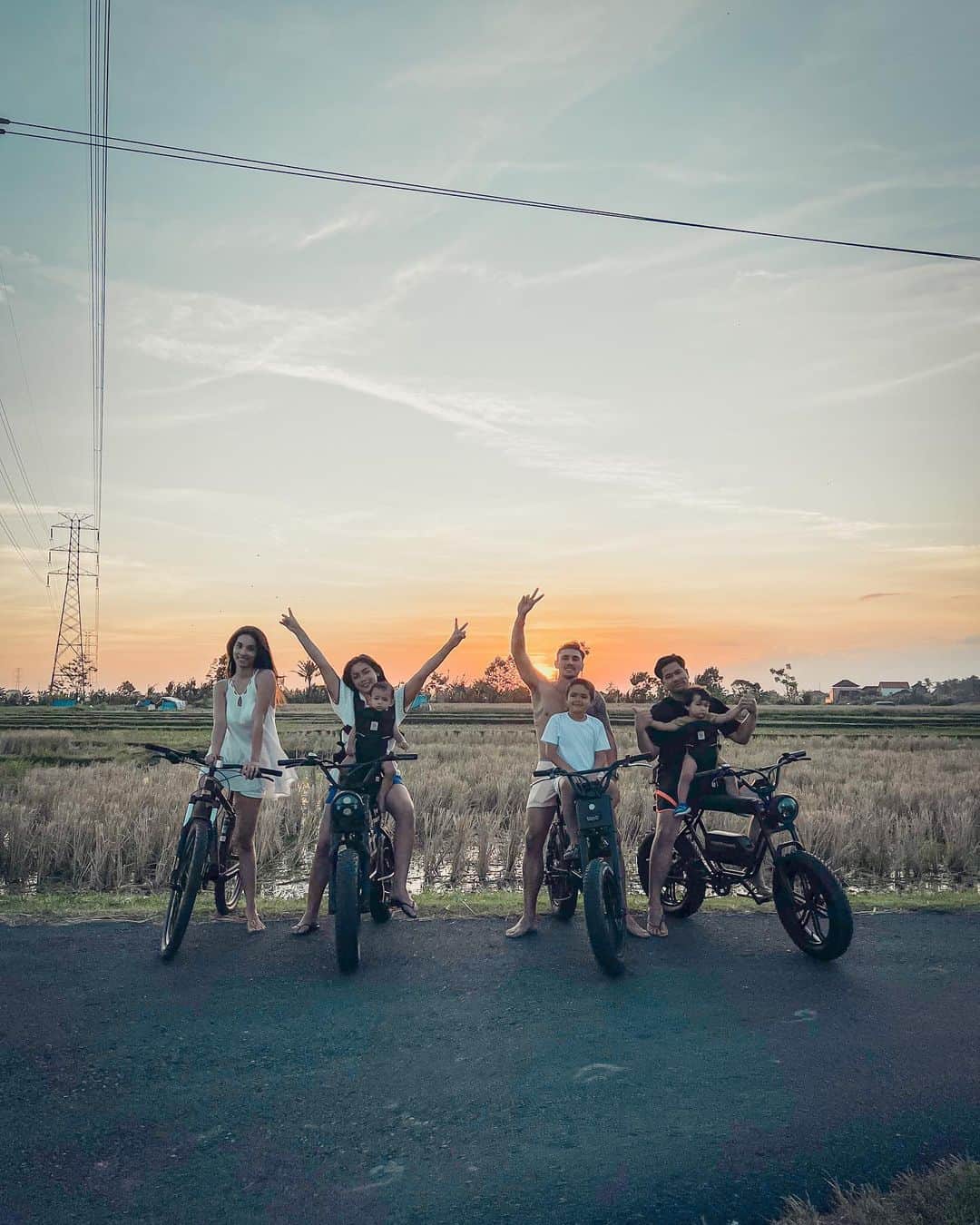 ジェシカ・イスカンダルさんのインスタグラム写真 - (ジェシカ・イスカンダルInstagram)「Best moment of mine.  #jedar #jessicaiskandar #viver #vincentverhaag #elbarack #donverhaag #bali #bike #electric #indonesia #family」6月2日 9時45分 - inijedar