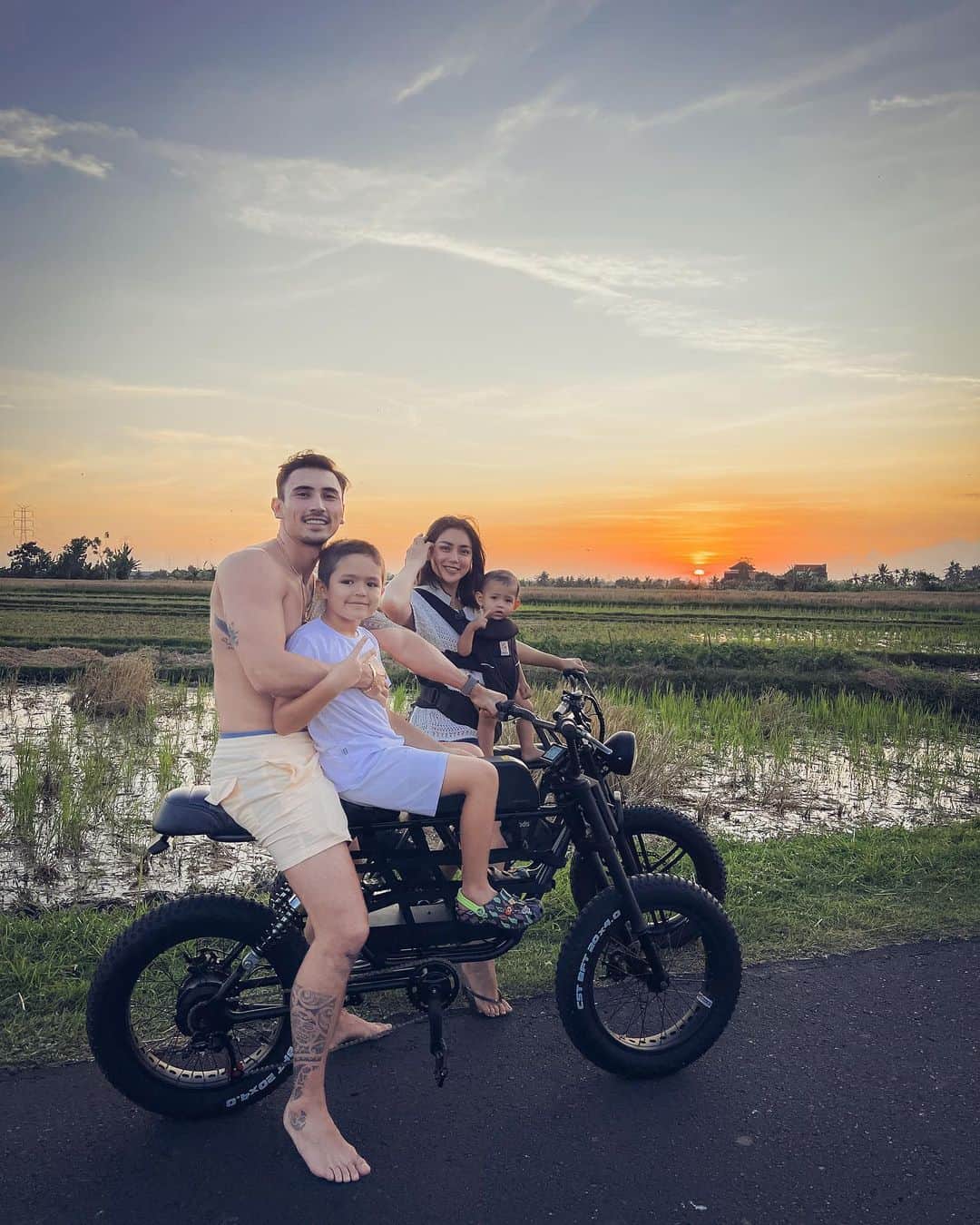 ジェシカ・イスカンダルさんのインスタグラム写真 - (ジェシカ・イスカンダルInstagram)「Best moment of mine.  #jedar #jessicaiskandar #viver #vincentverhaag #elbarack #donverhaag #bali #bike #electric #indonesia #family」6月2日 9時45分 - inijedar