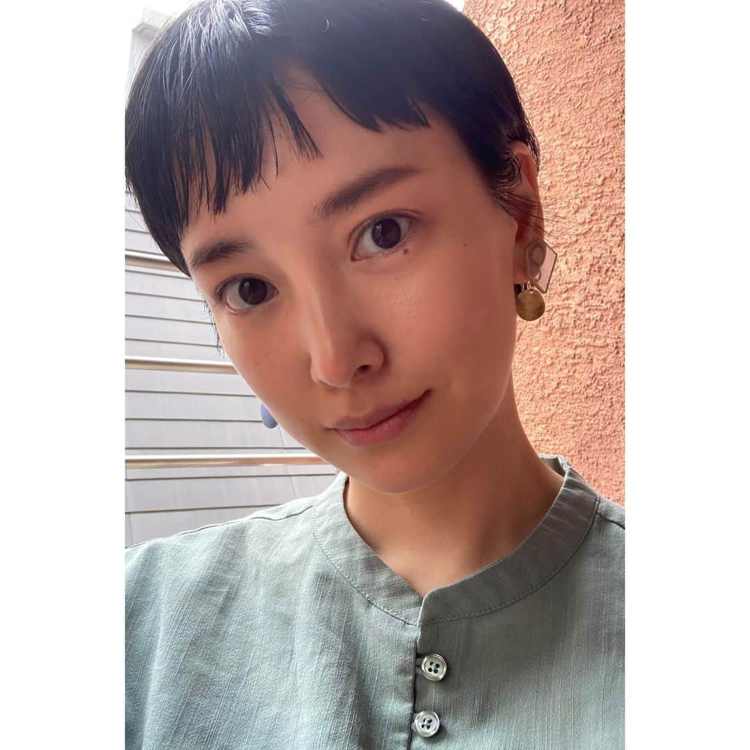 永池南津子さんのインスタグラム写真 - (永池南津子Instagram)「【お知らせ】 舞台に出演致します！ 只今稽古中。 6月3日からなので、ちょうど1週間を切りました！ ひー！  短編三作品を二本ずつセットで上演いたします。 どれも実際にあった犯罪を元にした作品で、それぞれ重みがずっしりあります。 私が出演するのは、 Bチーム 「明日は運動会―和歌山毒物カレー事件―」 実は2021年に上演した作品の再演で私は再び次女の裕子役をやらせていただきます。 だった55分程のお芝居ですが、一回演り終わるとドッと座り込みたくなる様な濃い時間になっています。 「加害者家族のもしもの話」というセンシティブな内容ですが、ぜひ見届けて頂けたらなと思います。  チケットはプロフィールページからお買い求めください！ お待ちしております！  #その先の闇と光  #高橋いさを  #永池南津子  ISAWO BOOKSTORE vol.6  「その先の闇と光」  作・演出　高橋いさを  実際に起こった犯罪を元にした三本の短編を日替わりに二本ずつ上演する。  Ａ「壁の向こうの友人―名古屋保険金殺人事件―」 【出演】 幸将司／虎玉大介／江刺家伸雄 【事件概要】 １９７９年から１９８３年にかけて愛知県の半田市で起こった保険金殺人事件。運送業を経営する男が仲間と共謀して合計三人の男性に保険金をかけて殺害した事件。被害者の一人は会社の従業員で、トラック事故を装い殺害された。  Ｂ「明日は運動会―和歌山毒物カレー事件―」 【出演】 二神光／丹下真寿美／永池南津子／福井花耶／阿紋太郎 【事件概要】 １９９８年に和歌山の田舎町で起こった毒物による無差別殺傷事件。殺人罪で逮捕され、死刑判決を受けたのは同地区に住む主婦。２００９年に死刑確定後、現在、大阪拘置所に収監中。  Ｃ「夜のカレンダー―世田谷一家殺害事件―」 【出演】 竹内晶子／島田悠太／小荒井陽花／津田匠子／鈴木一功 【事件概要】 ２０００年の年末に起こった一家殺害事件。世田谷区の一戸建ての住宅に何者かが侵入し、その家に住む幼い子供を含む一家四人が惨殺される。現在に至るまで犯人は逮捕されず、未解決事件。  ●日時／２０２３年６月３日(土)～１１日(日) ●場所／雑遊 （地下鉄丸ノ内線「新宿三丁目駅」Ｃ５出口徒歩１分）  ３日(土)14:00Ａ、Ｂ／19:00Ａ、Ｃ ４日(日)13:00Ｂ、Ｃ／18:00Ａ、Ｂ ５日(月)19:00Ａ、Ⅽ ６日(火)19:00Ｂ、Ｃ ７日(水)14:00Ａ、Ｂ／19:00Ａ、Ｃ ８日(木)19:00Ｂ、Ｃ ９日(金)14:00Ａ、Ｂ／19:00Ａ、Ｃ 10日(土)14:00Ｂ、Ｃ／19:00Ａ、Ⅽ 11日(日)13:00Ｂ、Ｃ／18:00Ａ、Ｂ  ●チケット 前売り￥4500／当日￥5000／学割￥3000（学生証提示） 前売り開始2023年3月25日（土）  ●チケット取り扱い Corich舞台芸術 https://ticket.corich.jp/apply/236144/  ●問い合わせ先 メールアドレス ibs_ticket@outlook.com  電話 070-5519-1555（ハルベリーオフィス 平日12:00から18:00）  ●スタッフ 作・演出／高橋いさを 照明／長澤宏朗 音響／宮崎裕之（predawn） 美術／佐藤あやの 音楽／日下義昭（楽曲提供） 舞台監督／今泉馨（P.P.P.） 演出助手／虻蜂トラヲ（ちょっとはいしゃく） 制作／ISAWO BOOKSTORE 制作協力／ハルベリーオフィス（星、中村恵子、城月まこ） チラシ・デザイン／神前千春 ●協力 いずみよしはる（ハルベリーオフィス）／アンカット／LiveUpCapsules／アクトレインクラブ／J.CLIP／T-works／愛企画／賢プロダクション／レクラム舎／ソフィアコレクション／平岩利文（ネクスト法律事務所）／太田篤哉（SPACE雑遊）/キョードーファクトリー  ●解説 実際に起こった犯罪事件を題材にして、それらを新しい視点で描く連作集。死刑囚と被害者遺族の奇妙な交流を描く「壁の向こうの友人」、死刑囚の母親を持つ子供たちが母の冤罪を訴えようとする「明日は運動会」、犯行現場の家の取り壊しをめぐる被害者遺族の葛藤を描く「夜のカレンダー」を上演する。彼らが辿り着いた先にあるのは――闇か、光か？  わたしたちが知らない彼らのアナザーストーリー。」5月27日 18時32分 - natsuko_nagaike