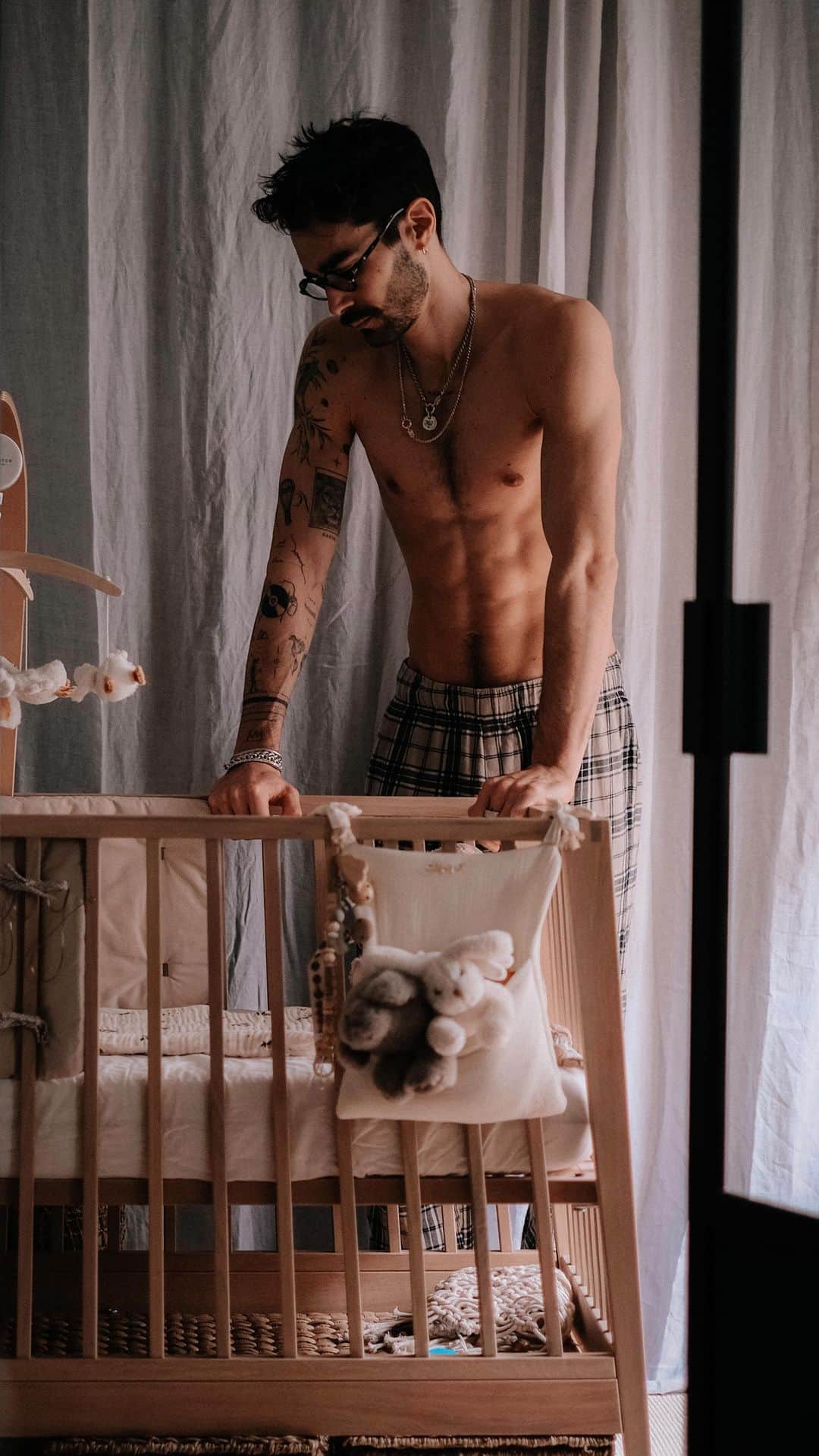 NICOLAS SIMOESのインスタグラム：「[CONCOURS] - on a enfin terminé la décoration de la chambre de Joy avec tout plein de pièces @habitat_france et on vous propose de tenter de gagner une carte cadeau de 250€ pour vous faire plaisir 🤍 Pour participer, c’est toujours aussi simple :  - suivre @habitat_france & @nicolassimoes  - mentionner 2 amis en commentaires - tu peux participer plusieurs fois (dans la limite du raisonnable les amis!!)  Résultat le week-end prochain, bonne chance 🤍  #collaboration #decorationinterieur #nicolassimoes」
