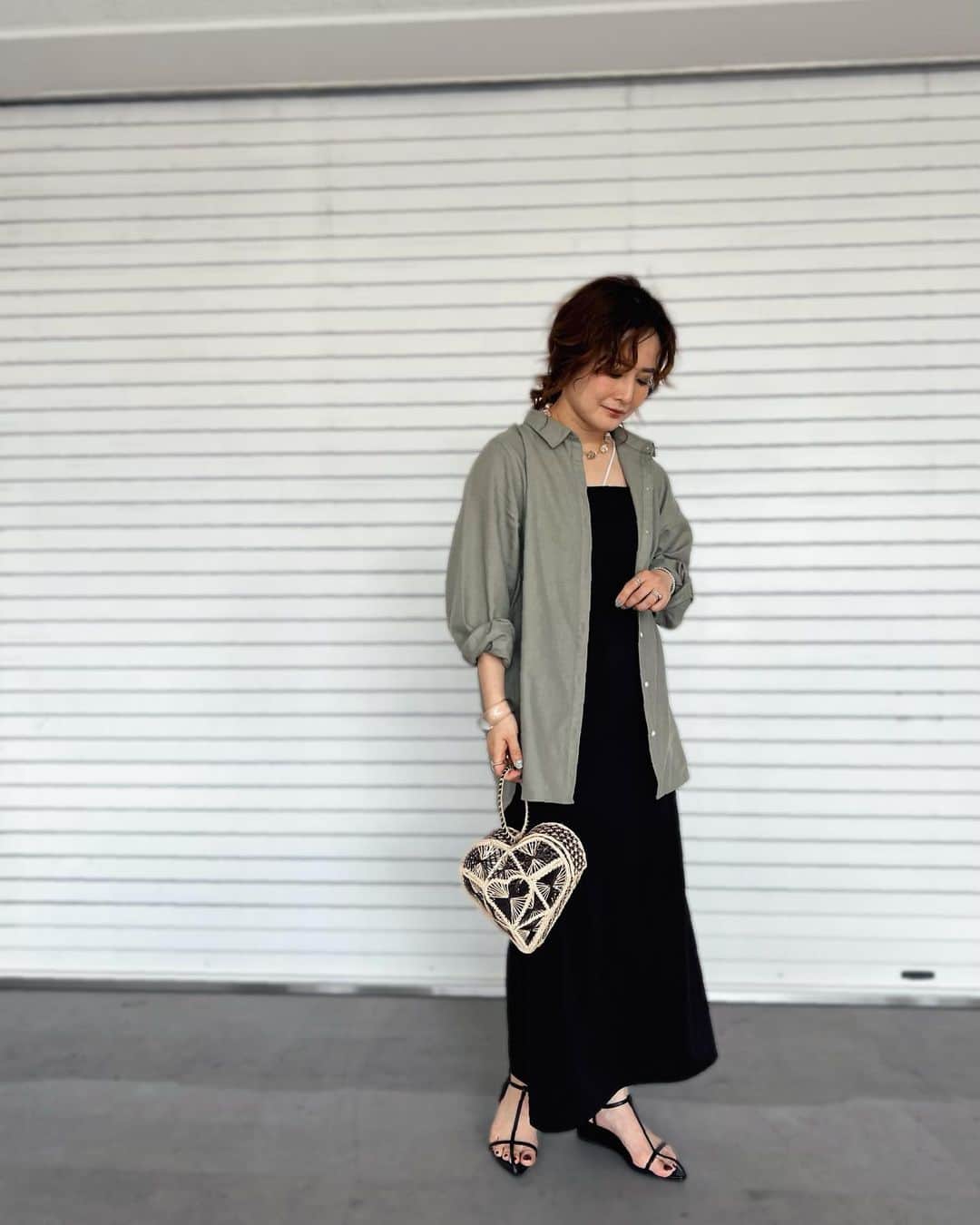 宮崎真梨子さんのインスタグラム写真 - (宮崎真梨子Instagram)「…𝕗𝕒𝕤𝕙𝕚𝕠𝕟 #休日コーデ  これからの季節に便利なリネンシャツは【ikka(@ikka_official )】のもの♡ ∵ キャミワンピに羽織るだけで可愛い♡柔らかくて軽い着心地も良いです♡夏の黒小物との相性もバッチリ🖤 ∵ ∵ #ikka #イッカ #ikkaコーデ #リネンシャツ #リネンシャツコーデ」5月27日 18時29分 - miyamari92