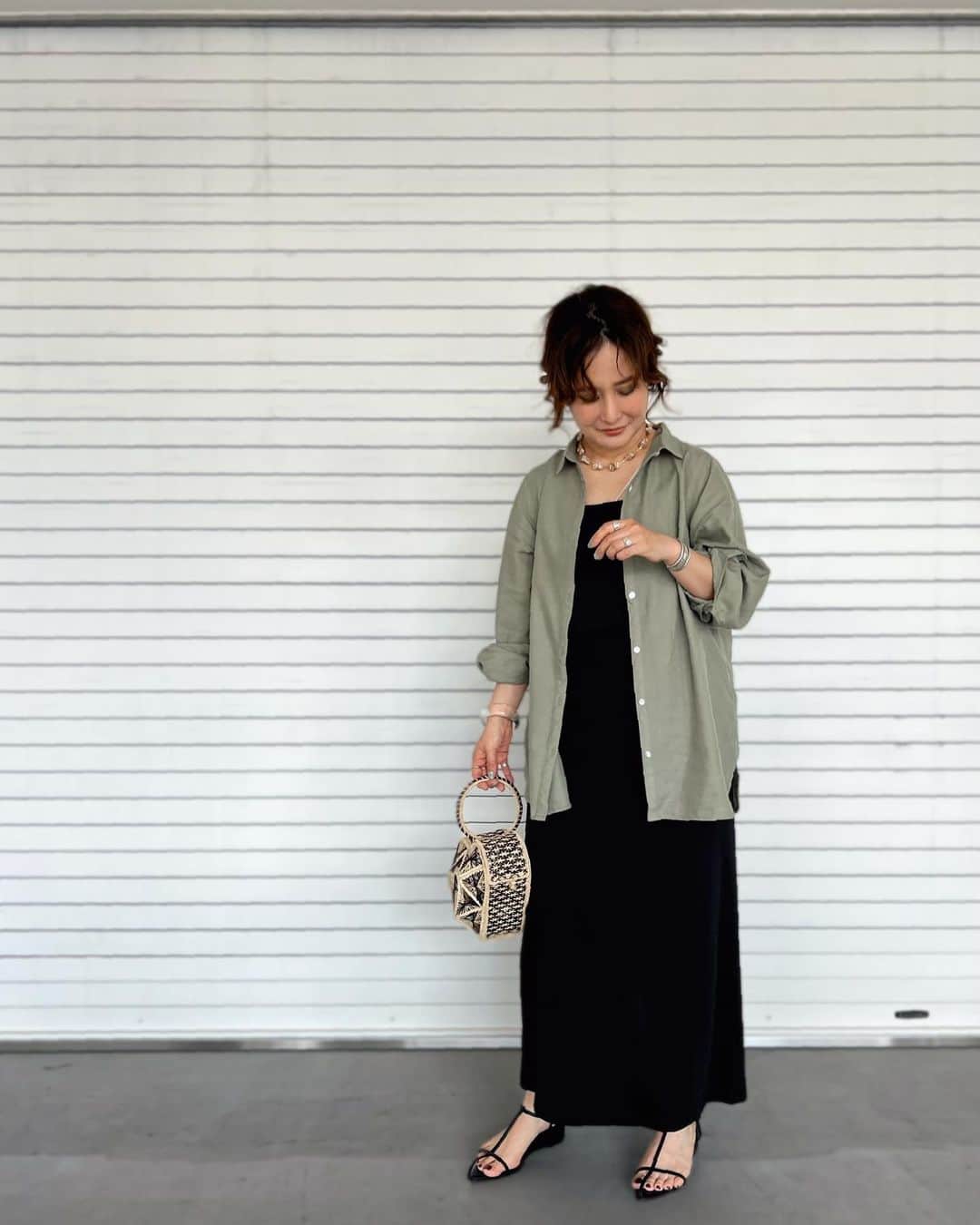 宮崎真梨子さんのインスタグラム写真 - (宮崎真梨子Instagram)「…𝕗𝕒𝕤𝕙𝕚𝕠𝕟 #休日コーデ  これからの季節に便利なリネンシャツは【ikka(@ikka_official )】のもの♡ ∵ キャミワンピに羽織るだけで可愛い♡柔らかくて軽い着心地も良いです♡夏の黒小物との相性もバッチリ🖤 ∵ ∵ #ikka #イッカ #ikkaコーデ #リネンシャツ #リネンシャツコーデ」5月27日 18時29分 - miyamari92