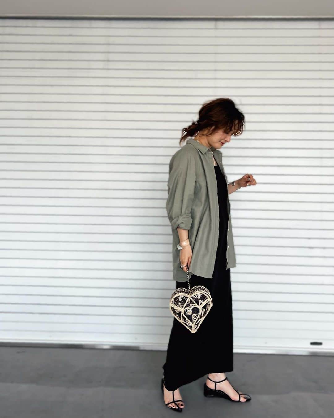 宮崎真梨子さんのインスタグラム写真 - (宮崎真梨子Instagram)「…𝕗𝕒𝕤𝕙𝕚𝕠𝕟 #休日コーデ  これからの季節に便利なリネンシャツは【ikka(@ikka_official )】のもの♡ ∵ キャミワンピに羽織るだけで可愛い♡柔らかくて軽い着心地も良いです♡夏の黒小物との相性もバッチリ🖤 ∵ ∵ #ikka #イッカ #ikkaコーデ #リネンシャツ #リネンシャツコーデ」5月27日 18時29分 - miyamari92