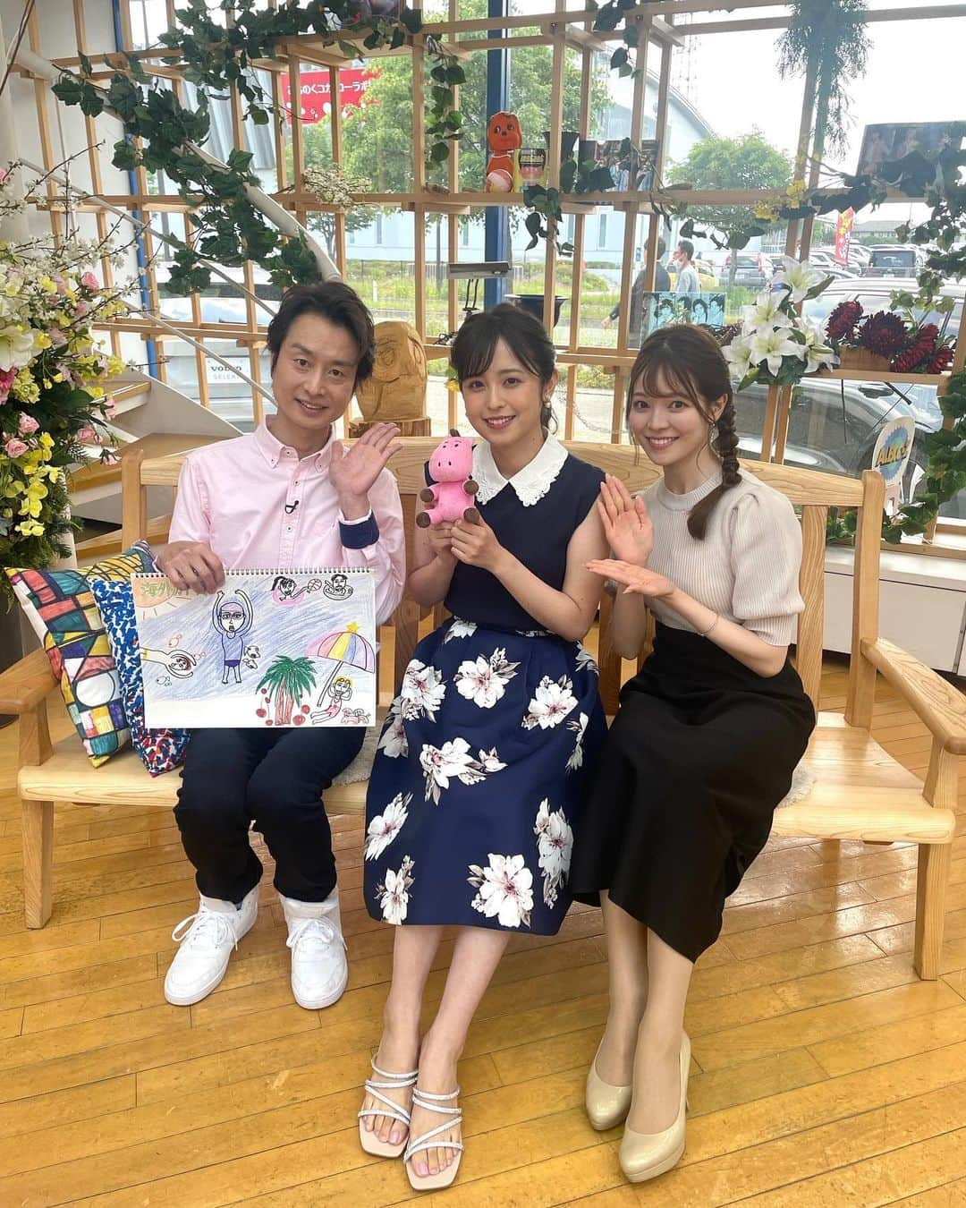 千田剛裕のインスタグラム：「サタファンゲスト⚡️ ２回目の出演📺 元フジテレビアナウンサー 久慈暁子 さん🌸 スタジオがさらに華やかになりました！ 久慈さん、本宮ファンキーズのマネージャーとして今度は野球見に来て下さい📣  #久慈暁子 さん#本宮ファンキーズ#サタデーファンキーズ#サタファン#めんこいテレビ#アナウンサー#三宅絹紗#千田剛裕」