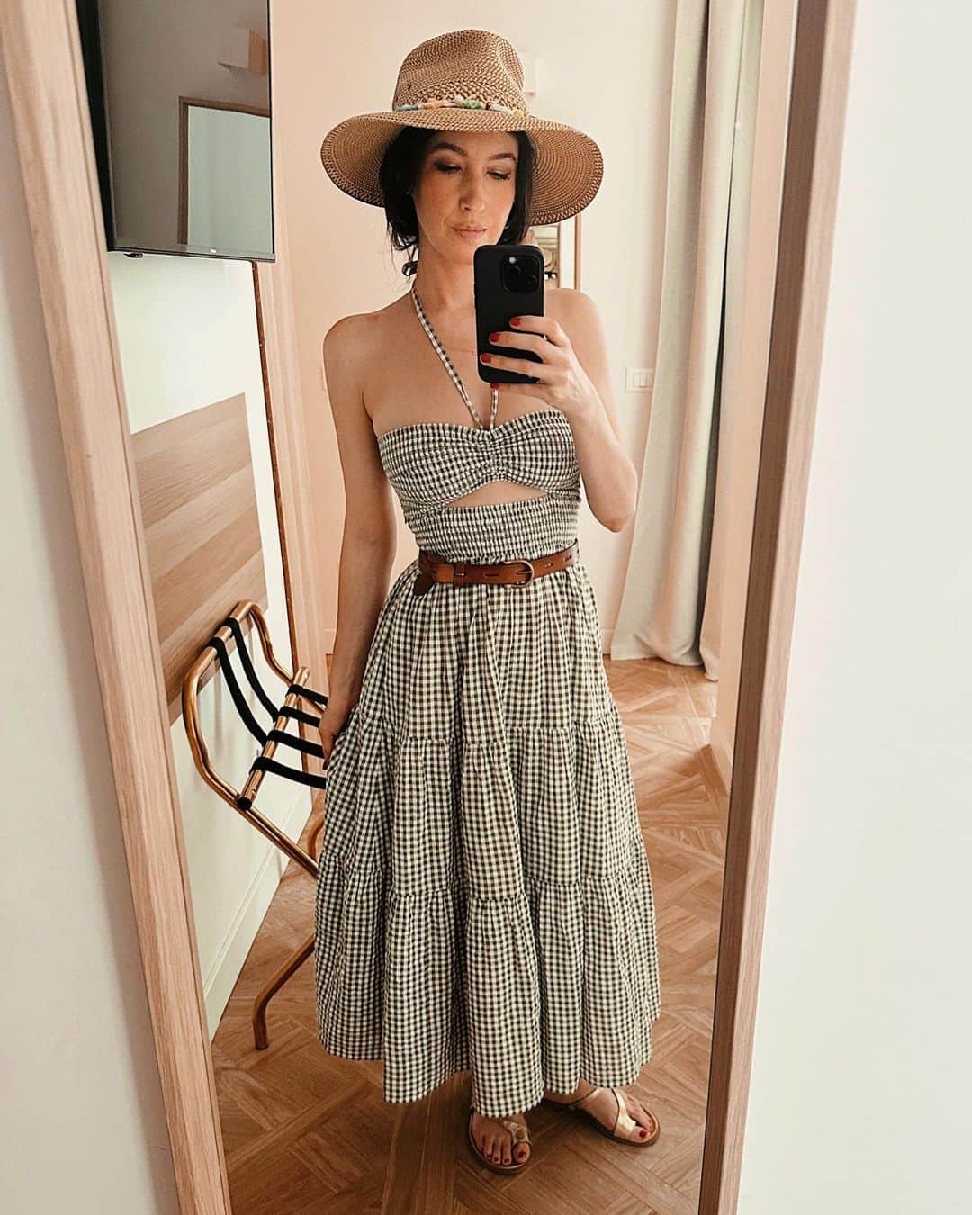 のインスタグラム：「Italian summer starts now ☀️🇮🇹🍝 (my dress is tagged on my @shop.ltk and it’s 30% off this weekend!)」