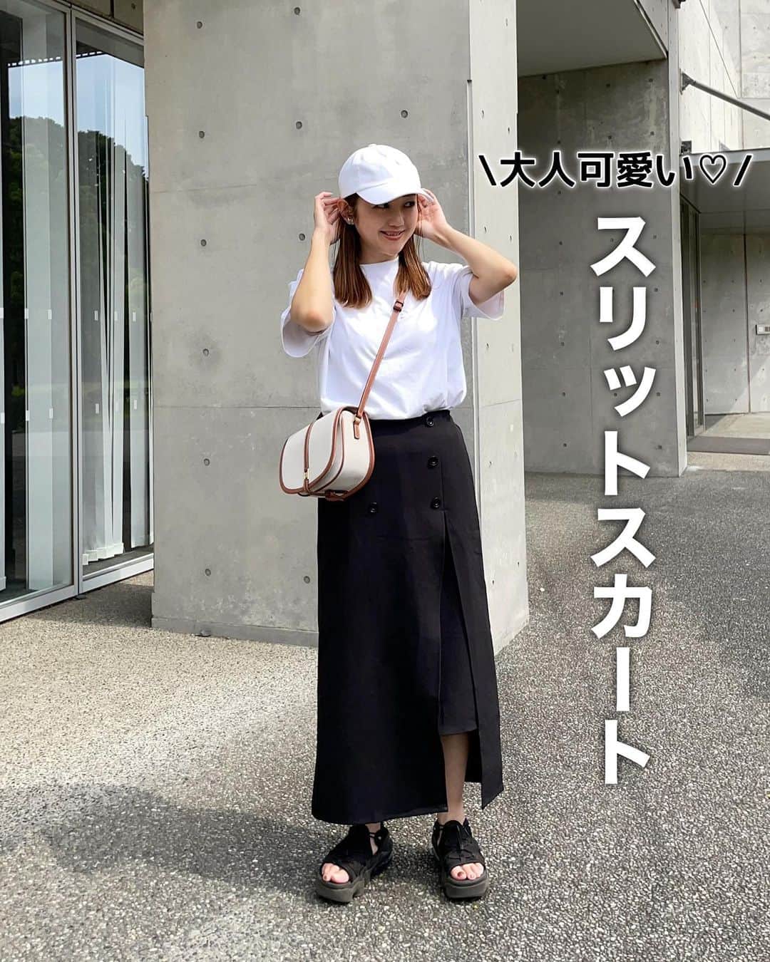 のインスタグラム：「今日は気持ちいい天気だったなぁ✨ 運動会だった所が多いみたいですね☺︎ 何で春の運動会って増えたんだろう？  コーデは今日もモノトーンだけど、デザイン性のあるスカートとバッグがポイント❤︎  スカートはZOZOTOWN限定で1000円オフクーポンが出てるよ☑︎  T-shirt ▷ @uniqlo_jp  skirt ▷ @nostalgia_jp  bag ▷ @folnua_jp  sandals ▷ @niketokyo   #nostalgiajp#ノスタルジア#uniqlo#ユニクロ#folnua#폴뉴아 #フォルニュア#nikeairmaxkoko#airmaxkoko#noszozo#大人カジュアル#30代コーデ#30代ファッション#骨格ナチュラル#ブルベ夏」