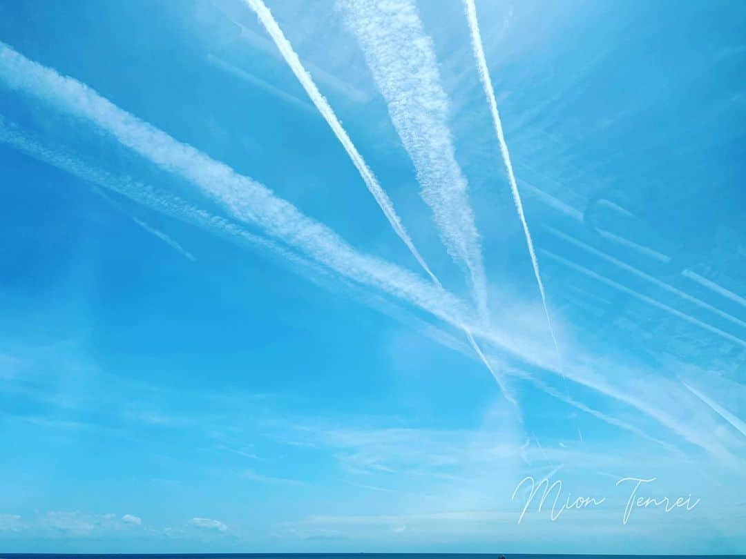 天玲美音さんのインスタグラム写真 - (天玲美音Instagram)「あの日の空 雲が見たことのないような線を描いていました さて、今日(土)20:30〜 #てんれなうるうる 🥹🥂 今日は暑さにも負けないアレの話題等です！お楽しみに🫧  #美音の撮る世界 #美音の撮る空 #空 #空が好き #青空 #線 #雲 #交差雲 #あの日の空 #空のキャンパス #空の写真館 #japan #skyphotography #空が好き #そらすきな人と繋がりたい #青空は気持ちがいい #sky #skylovers #lovesky #sky_collection #sky_lover  素敵な一日をお過ごしください♡」5月27日 18時39分 - miontenrei