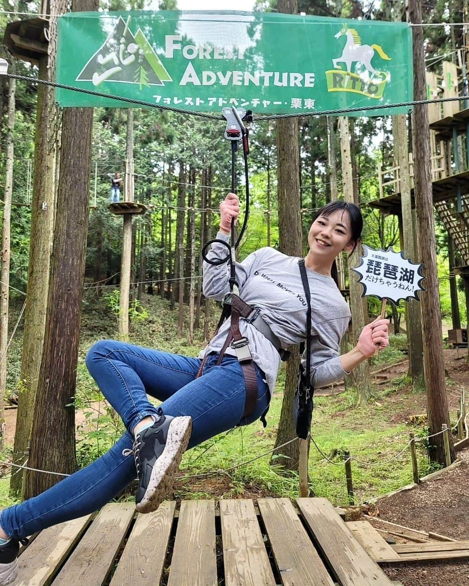 ほたるのインスタグラム：「森林浴🌲🌳マイナスイオン！！ 先週は朝5時起きで弾丸滋賀へ🚅 アスレチックしてきました！！笑  我ながら、、ジップラインのフォームが美しい。  毎日東京にいると お休みにどこかに出掛けても人だらけで ちょっと息がつまりそうになりますが 滋賀は緑溢れていて良いパワーをもらえました...🌿  本日20:00からキャバレー東京です！ だいぶお久しぶりでございます😳😳🍃 あっという間に5月ラスト... (今月最初で最後)  おまちしてますっ！！ 来週6/3(土)も出演です🙆  @cabarettokyo #フォレストアドベンチャー #フォレストアドベンチャー栗東 #ジップライン #琵琶湖 #CABARETTOKYO #キャバレー東京 #五反田 #エアリアル」