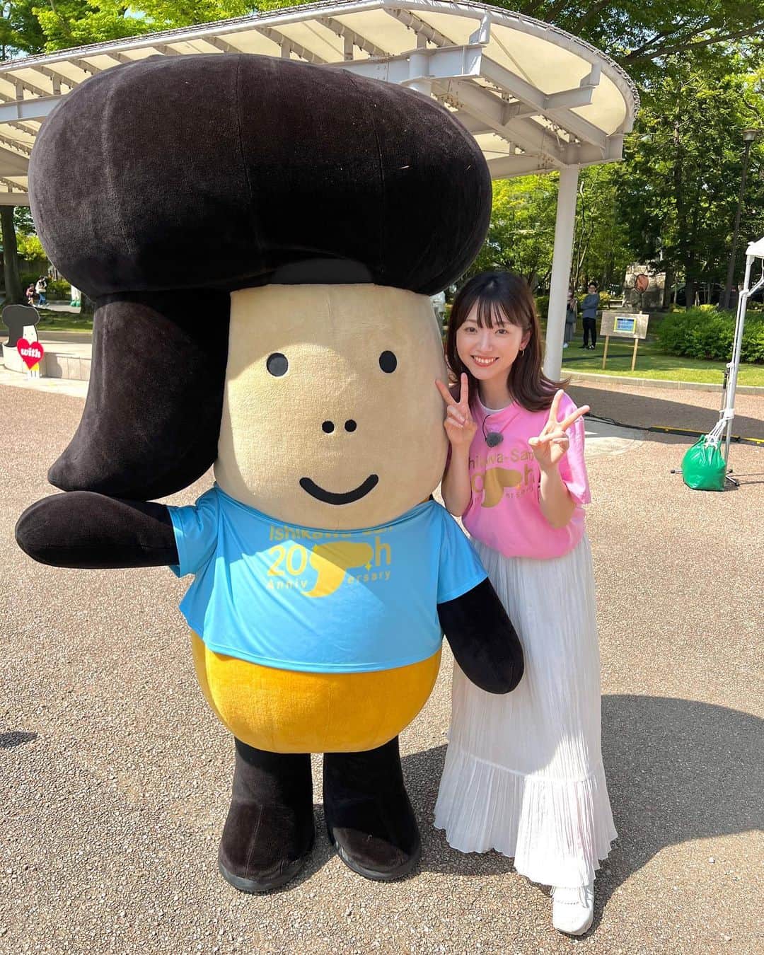 のインスタグラム：「// 石川テレビまつり2023 // ⁡ あす28日まで開催中です♡♡♡ ⁡  1 / 石川さん💛 　誕生20周年Tシャツ着てるよ！ ⁡ 2.3 / 会場MCの久保田くん🩵 　　わたしたちが着てるTシャツは 　　石川さんやのブースで購入できます👕✧ ⁡ 4 / ほくりくアイドル部のみんな🩷 　　未来春ちゃん 来未ちゃん 颯愛ちゃん 　　 星香ちゃん 那奈ちゃん ⁡ 5 / 会場に来られてた江莉さん💜 　ビールおいしそう…！笑 ⁡ 6 / 珠洲の塩らむね💙シュワうま~！ ⁡ 7/ 実は石川さん靴下履いてたんだ❤️  お声かけてくださった皆さん ありがとうございました♡♡♡ たくさんの方とお話しできてうれしかったです♩ ⁡ _ _ _ #石川テレビ #石川テレビまつり #石川県 #金沢」