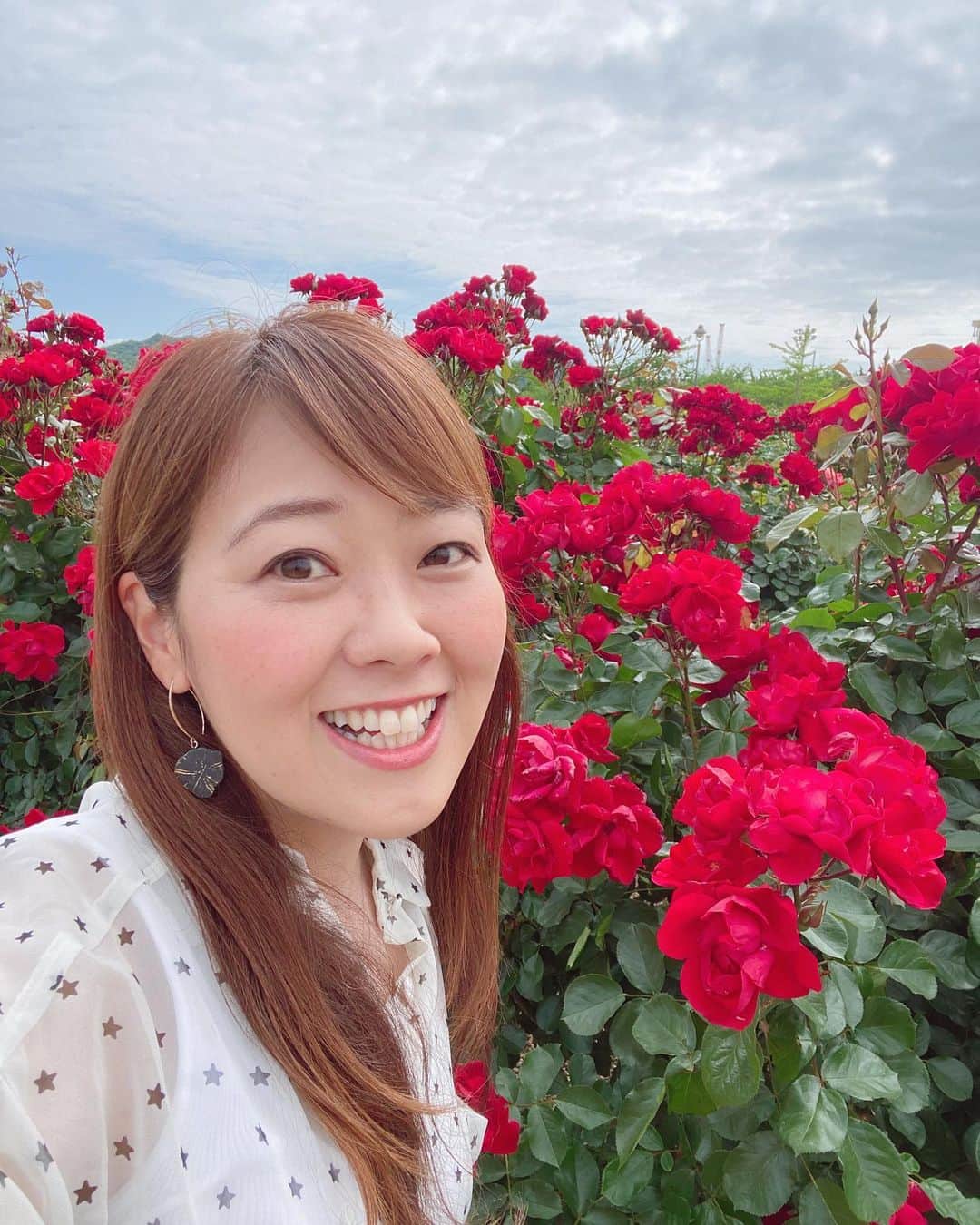 滝香織さんのインスタグラム写真 - (滝香織Instagram)「. . 先日、しまなみ海道の大島にある#よしうみバラ公園 に行ってきました✨ こんなにいっぱい種類があるの！？っていうぐらい、色んな色・形のバラが咲き誇っていましたよ😆  なんと園内には、世界各地のバラ、400種3500株も植えられているそうです。 バラの開花時期は、5月中旬〜12月末までで、最盛期は5月中旬頃〜6月上旬までと、10月上旬〜11月上旬なんだそう。  ちょーどいい時に見に行けたー😆😆😆 まだきれいに咲いていると思うので、ぜひお出かけしてみてはいかがでしょうか☺️  #薔薇 #バラ  最後の一枚は同じく大島にある亀老山展望公園からの1枚✨ ここもセットで立ち寄って欲しいおすすめポイントです。  #愛媛旅行」5月27日 18時46分 - kaorin_taki