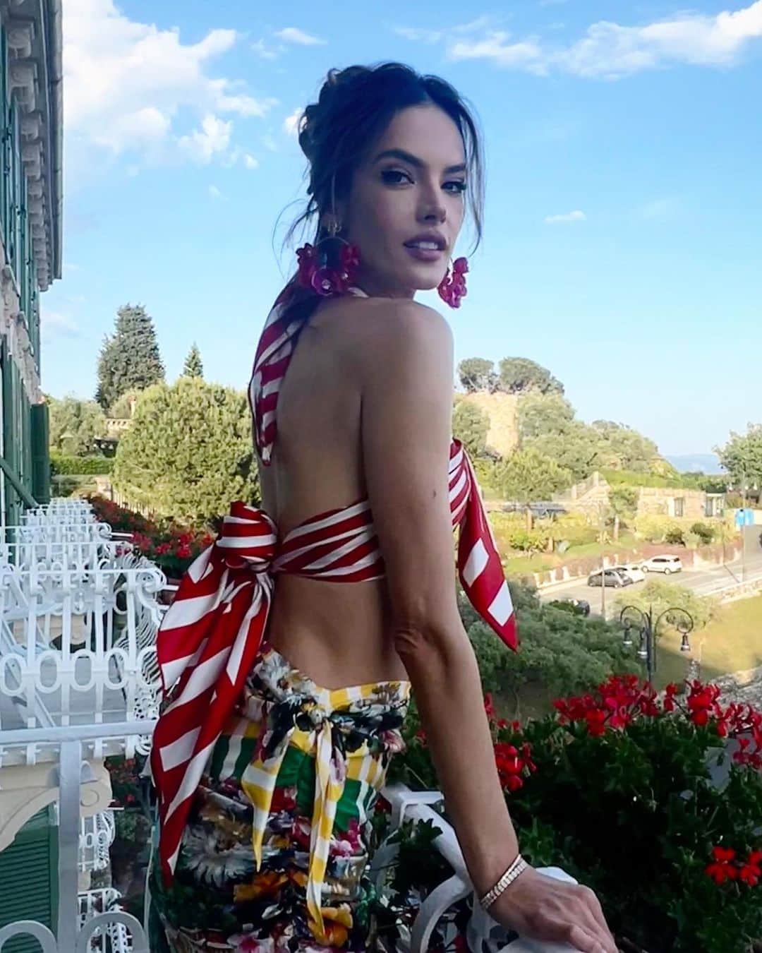 Carolina Gonzalezのインスタグラム：「🇮🇹A L É🌹Portofino For The Day @alessandraambrosio for @dolcegabbana  @milanwrld  Hair @dimitrishair  #makeupbyme @cgonzalezbeauty  #CGonzalezBeauty  Using @armanibeauty」