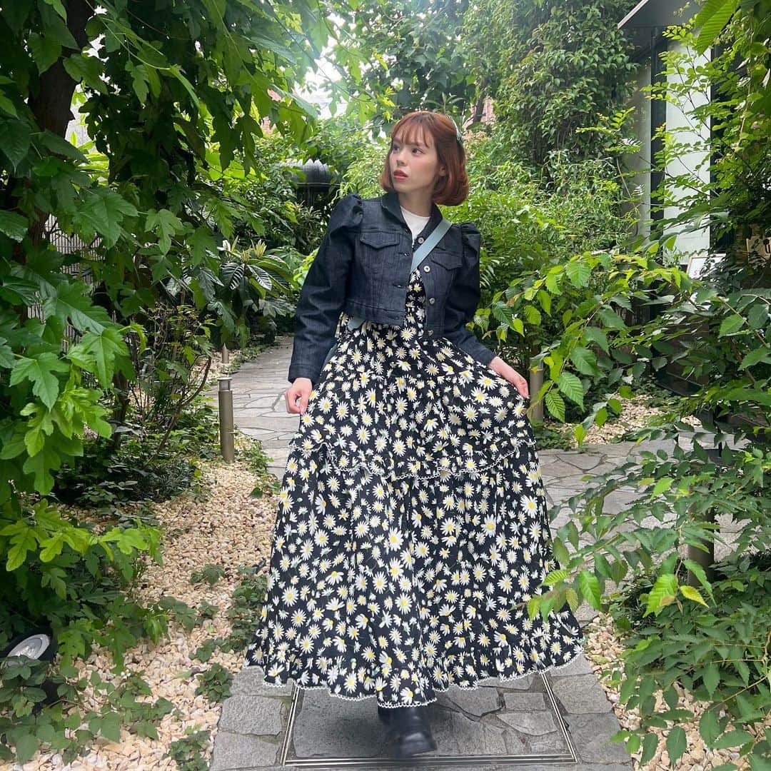 瀬戸あゆみさんのインスタグラム写真 - (瀬戸あゆみInstagram)「昨日の @mottox_official の素敵なパーティへゆくときの #ayumi_outfit 🌼  このワンピース、ブルーやグリーンだとちょっとカジュアルだけど、ブラックを選ぶとロマンチックガーリーさが増して、ちょっとおめかし調になることが判明💐  やっぱり裾の広がり方や間に挟まれたスカラップのレースなど、抜群にかわいいや🥰 はやくアウター着ないでいい季節になって、付属のパフスリーブをつけて鎖骨を露出して着たい。。。 夏への妄想が止まらない  みんなの今年の夏の妄想も教えて！！！🌻🍉☀️  #dearsisterhood」5月27日 18時48分 - setoayumi