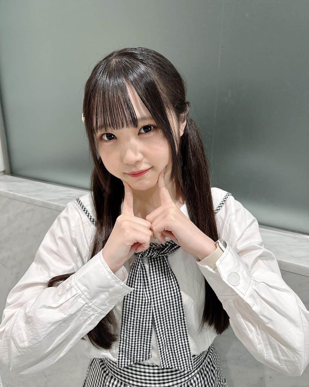 のインスタグラム：「🫧🫧🫧  オンラインお話会ありがとうございました🩵 今日はセーラー服みたいなお洋服を着たよ！可愛くてお気に入り〜☺️ 全部Fi.n.tさんのお洋服です🫶🏻(靴もだよ)  オンライン久しぶりな感じがしたけど、オンラインがあると遠くにお住まいの方ともお話できるから嬉しいね…！ 来てくれてありがとう〜！とても楽しかったです😼👊🏻  またあしたもよろしくお願いします！   #オンラインお話会 #fint  #アイドル  #idol  #japaneseidol  #akb48  #ootd  #fashion  #ツインテール」